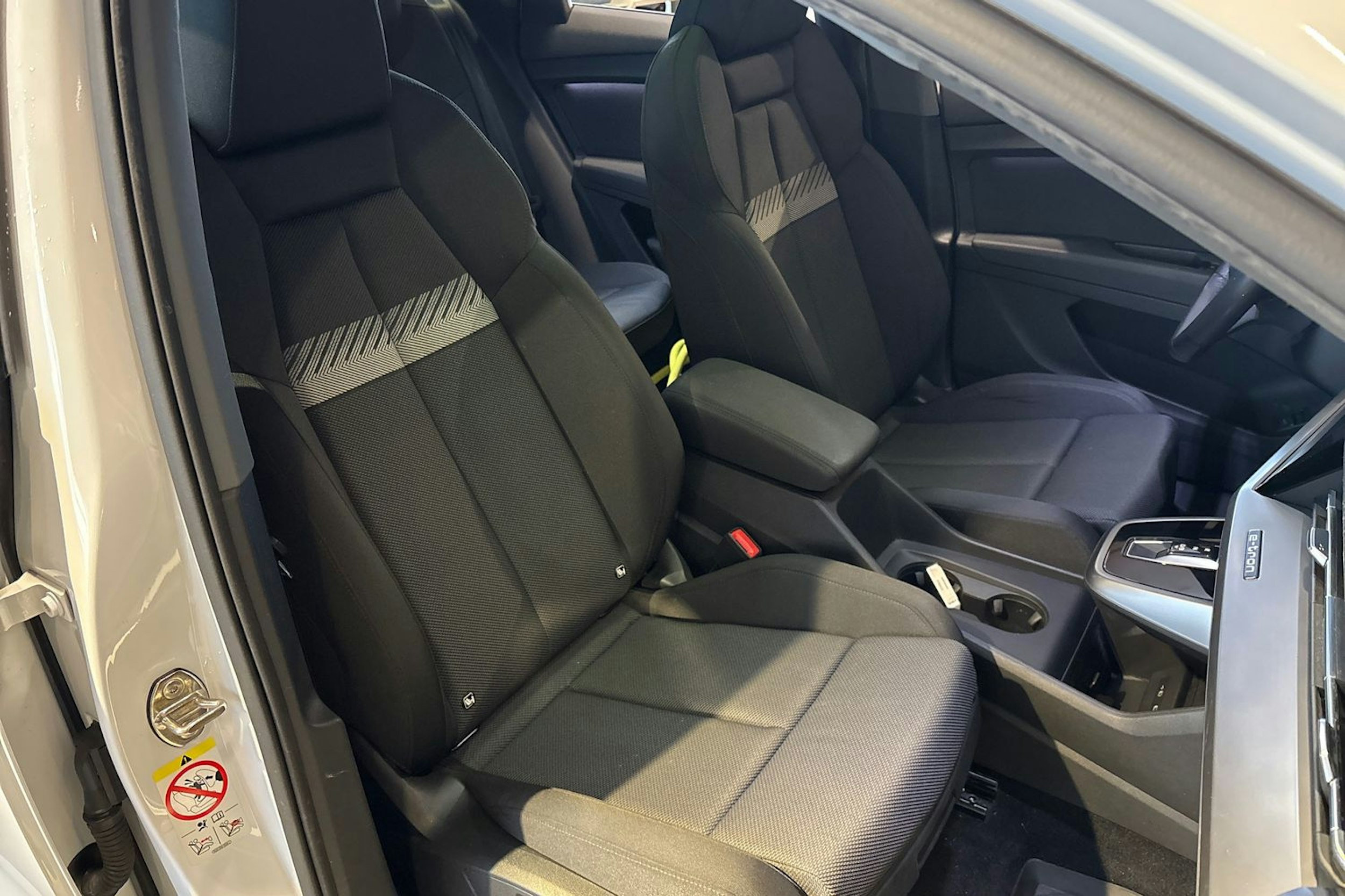 valkoinen Audi Q4 e-tron 2023 kuva 16.