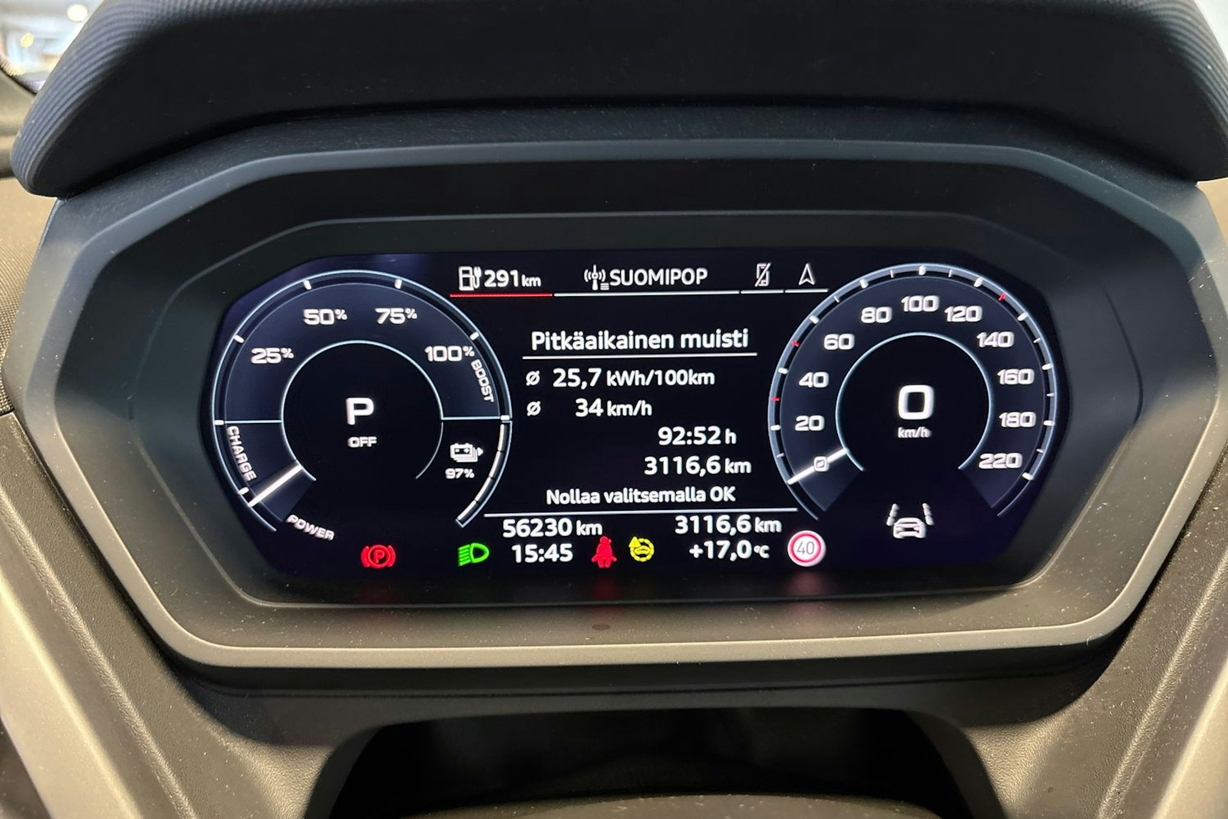 valkoinen Audi Q4 e-tron 2023 kuva 18.