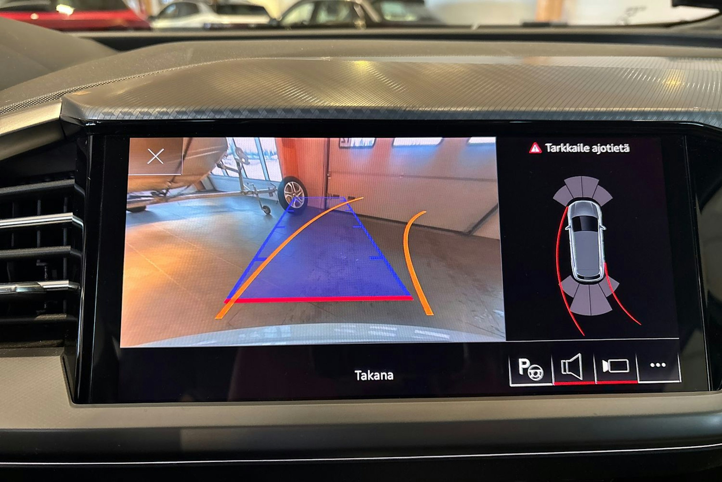 valkoinen Audi Q4 e-tron 2023 kuva 19.