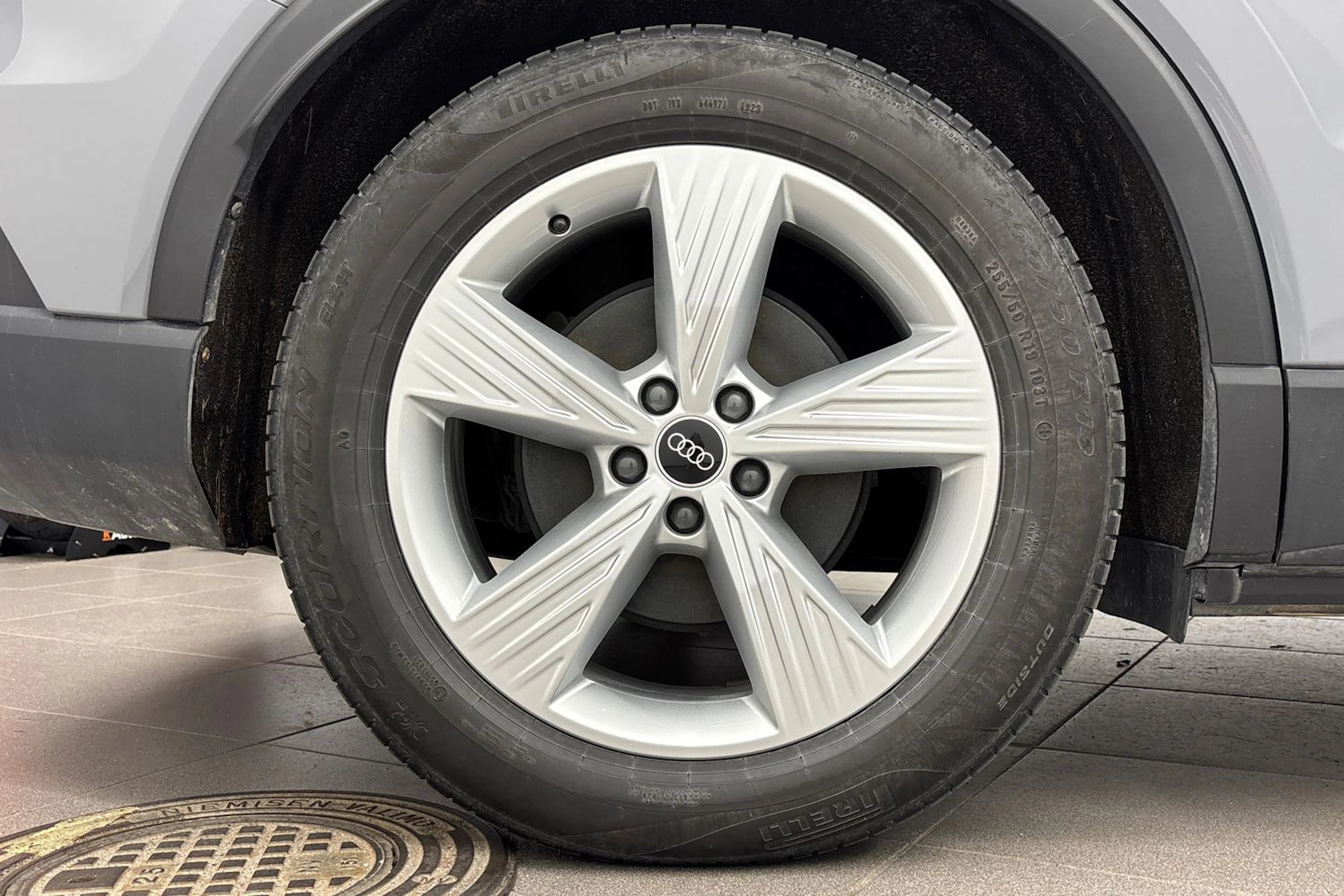 harmaa Audi Q4 e-tron 2023 kuva 10.