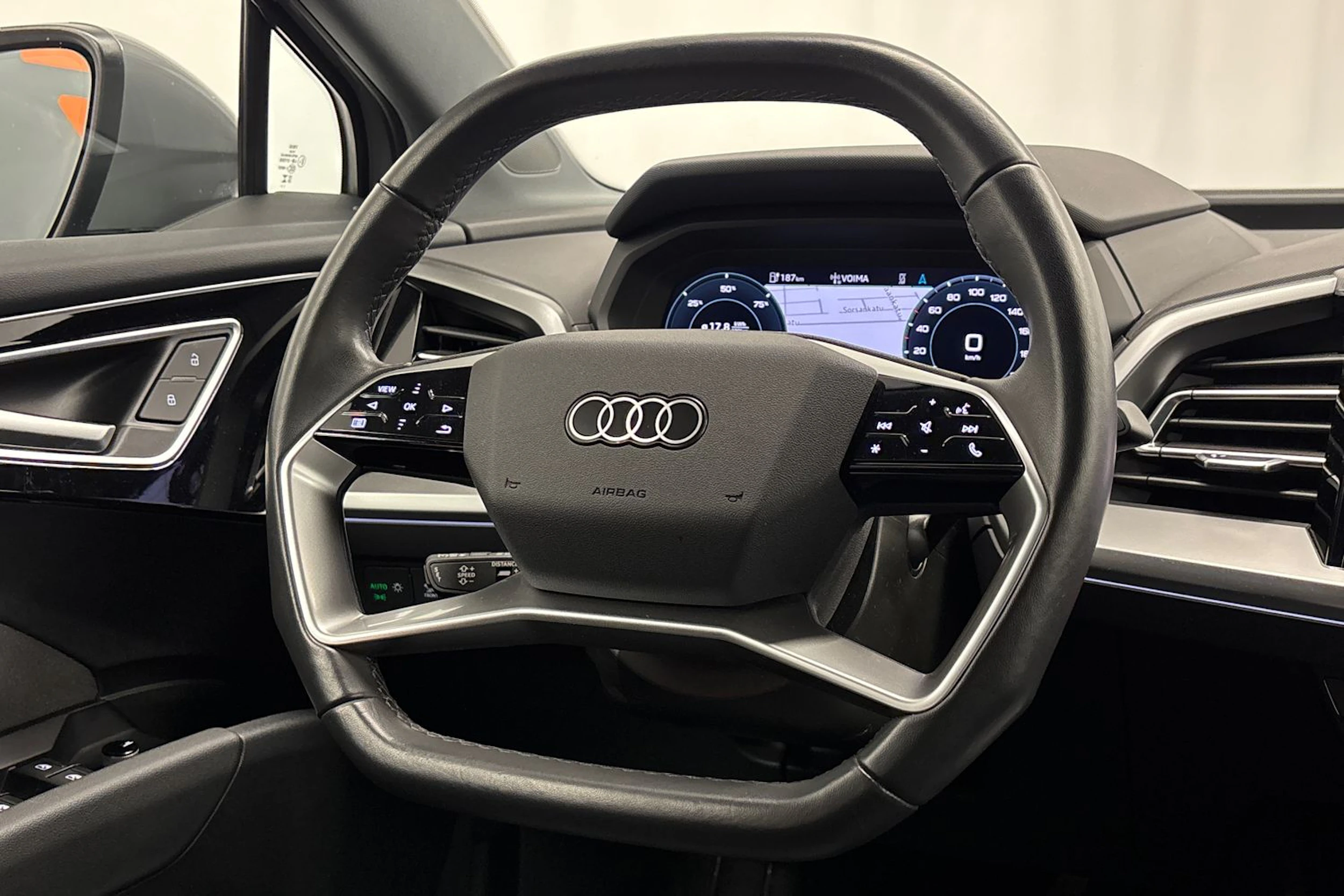 harmaa Audi Q4 e-tron 2023 kuva 12.