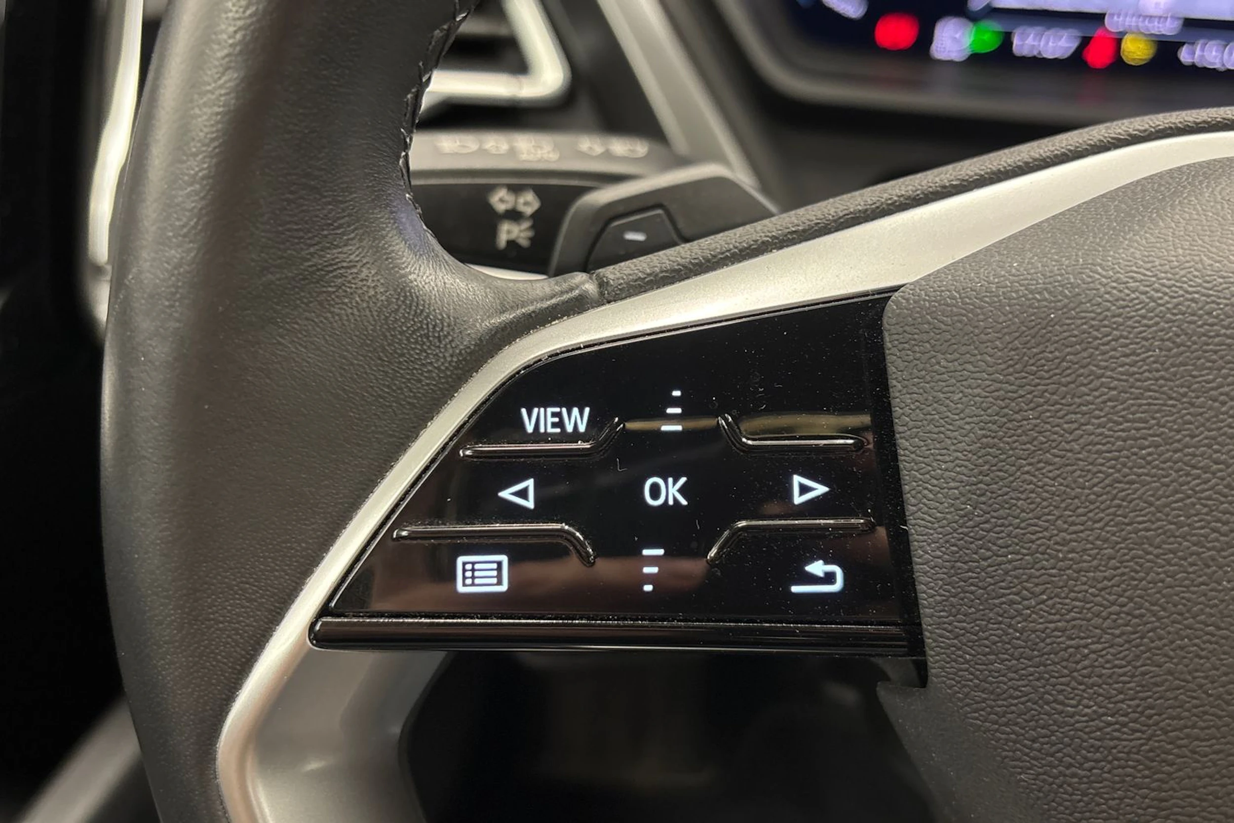 harmaa Audi Q4 e-tron 2023 kuva 13.
