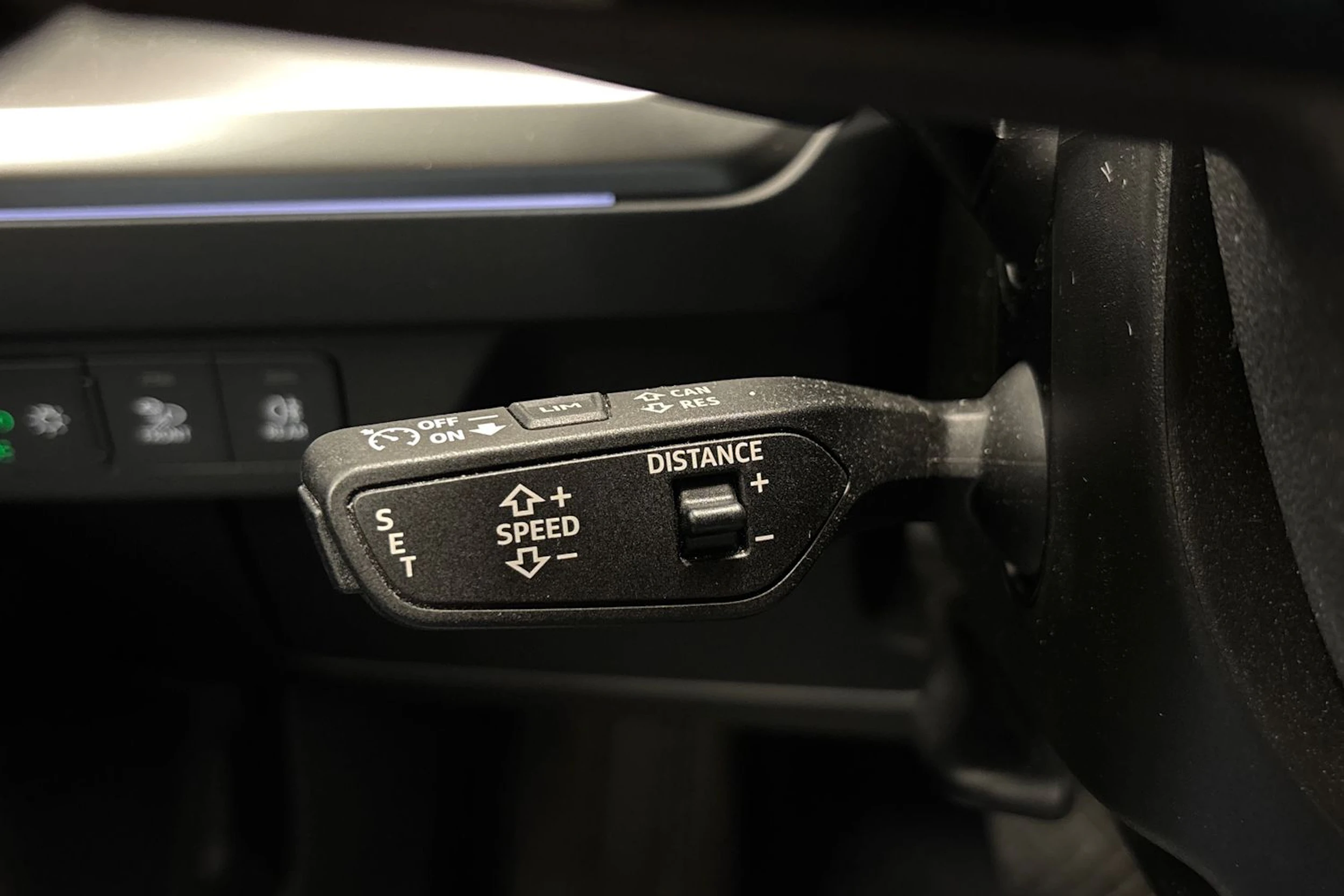 harmaa Audi Q4 e-tron 2023 kuva 15.