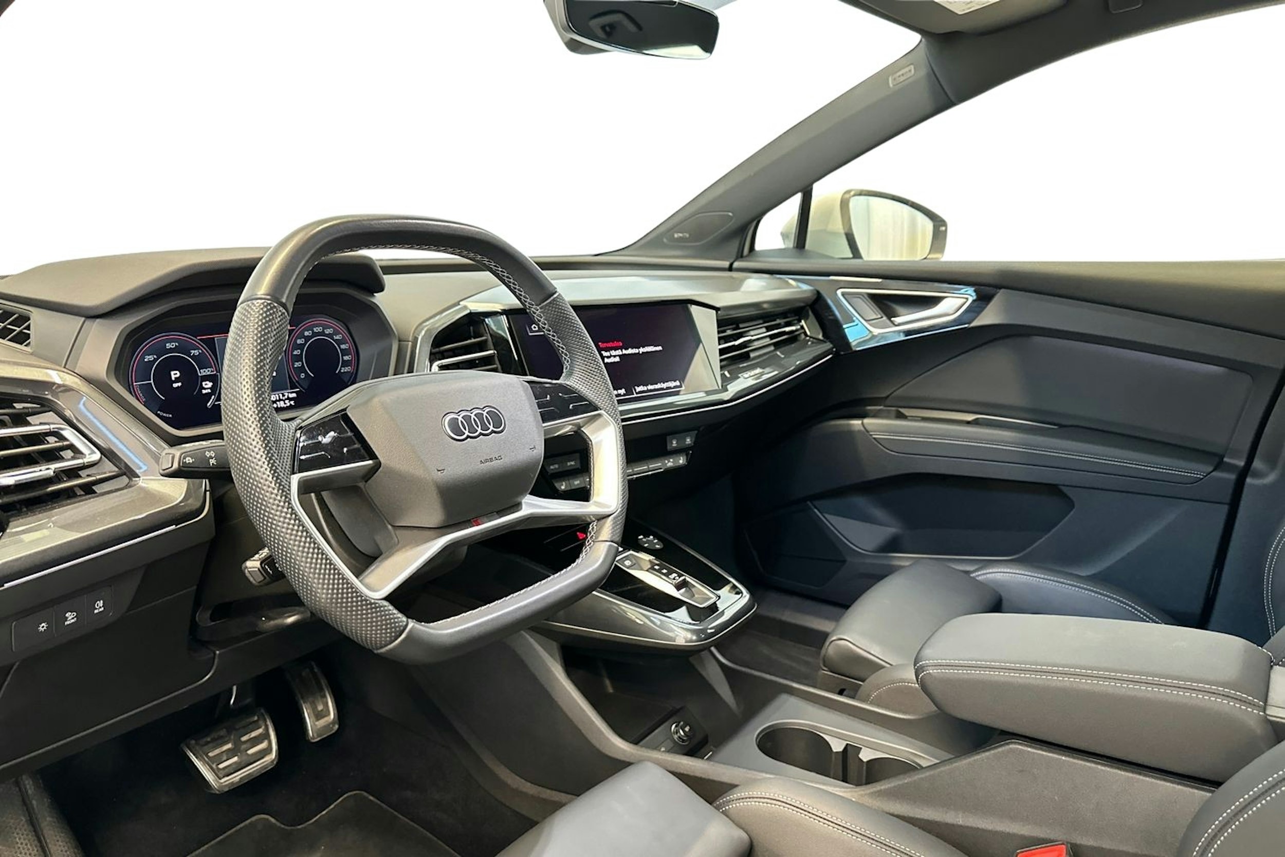valkoinen Audi Q4 e-tron 2023 kuva 7.