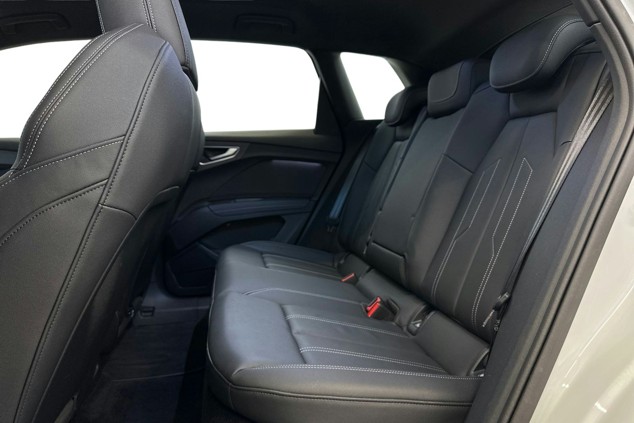 valkoinen Audi Q4 e-tron 2023 kuva 10.