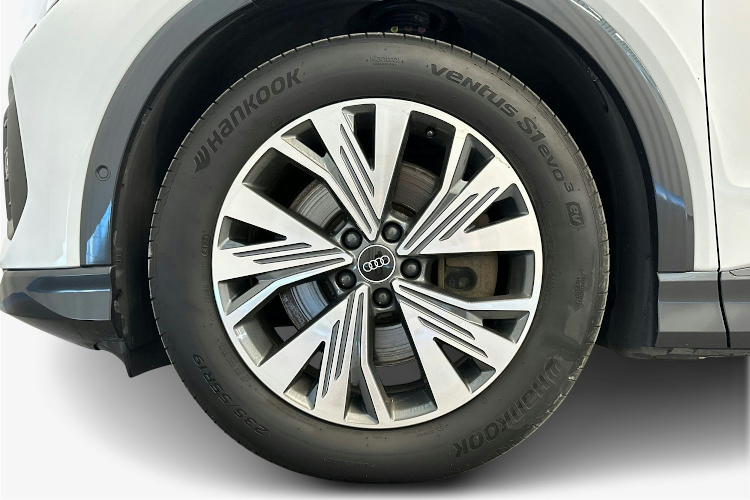 valkoinen Audi Q4 e-tron 2023 kuva 11.