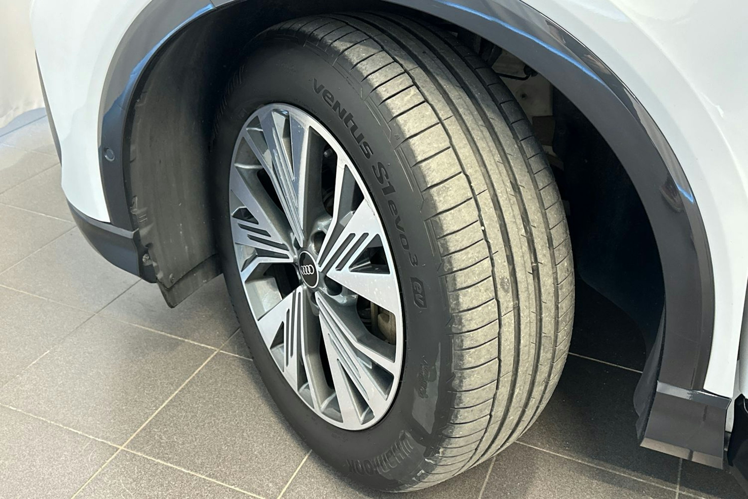 valkoinen Audi Q4 e-tron 2023 kuva 13.
