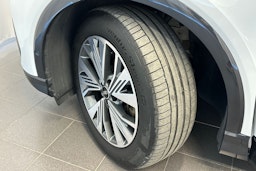 valkoinen Audi Q4 e-tron 2023 kuva 13.
