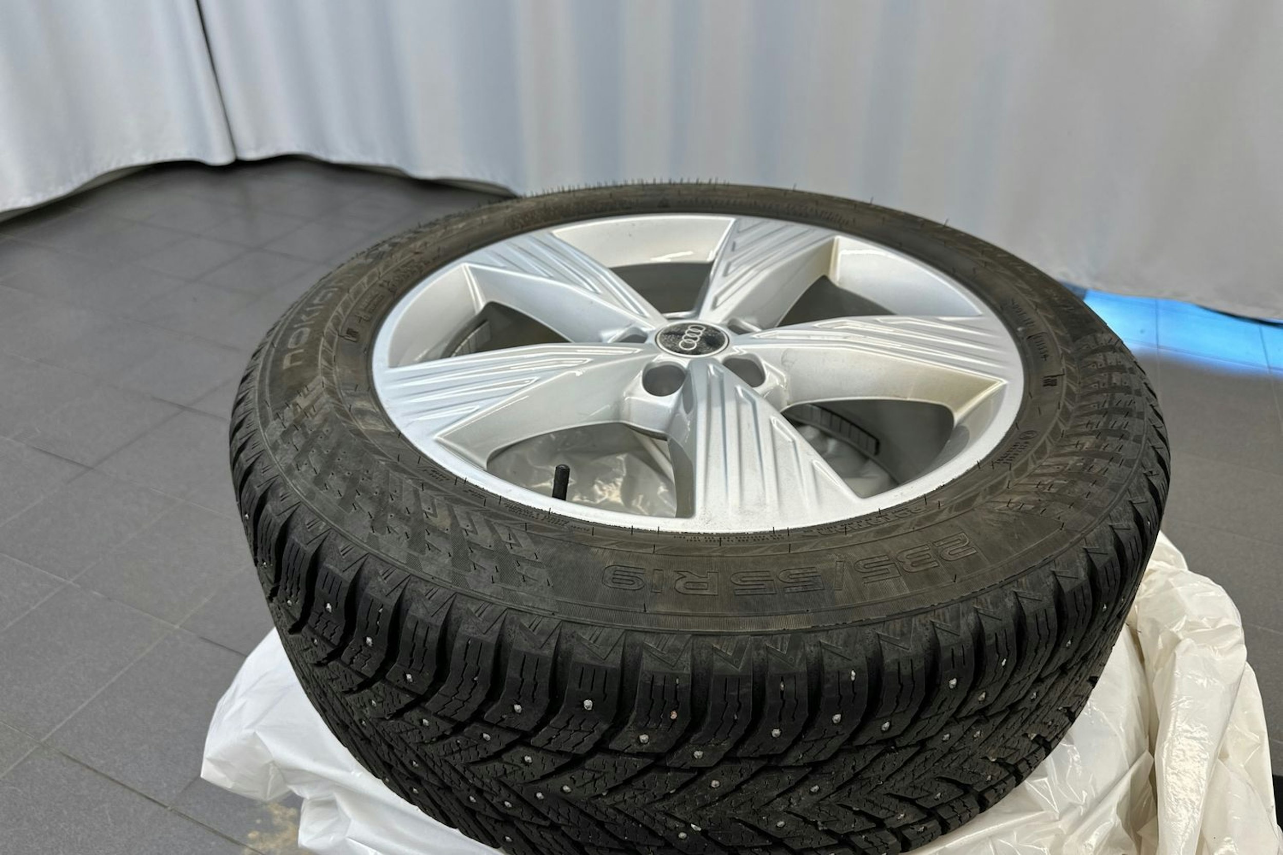 valkoinen Audi Q4 e-tron 2023 kuva 14.