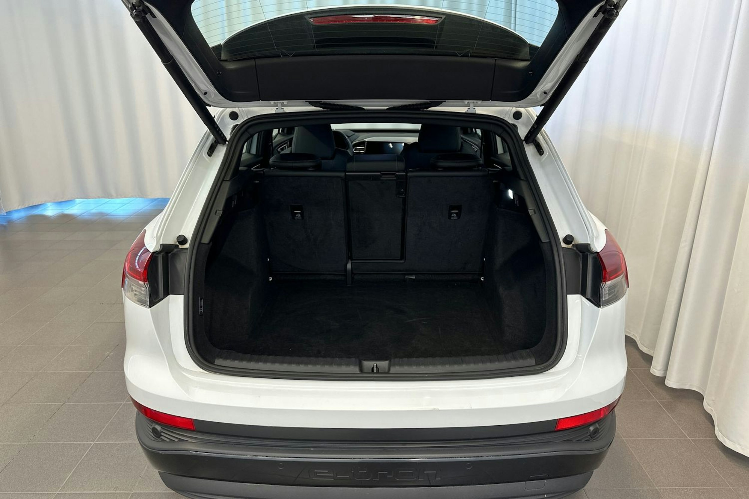 valkoinen Audi Q4 e-tron 2023 kuva 15.