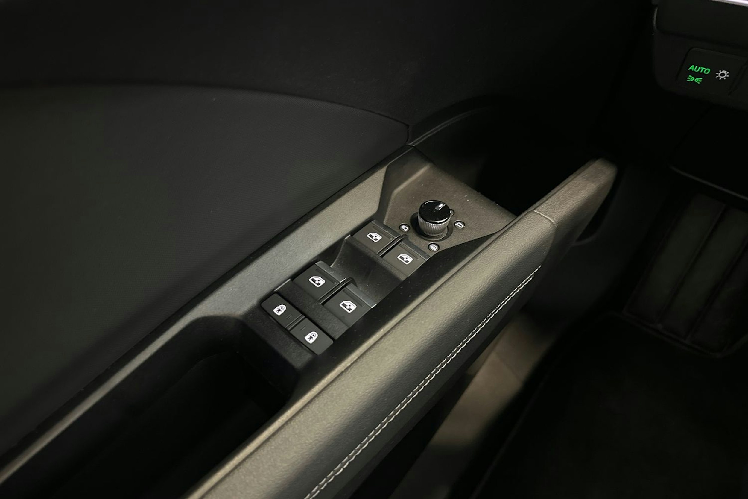valkoinen Audi Q4 e-tron 2023 kuva 16.
