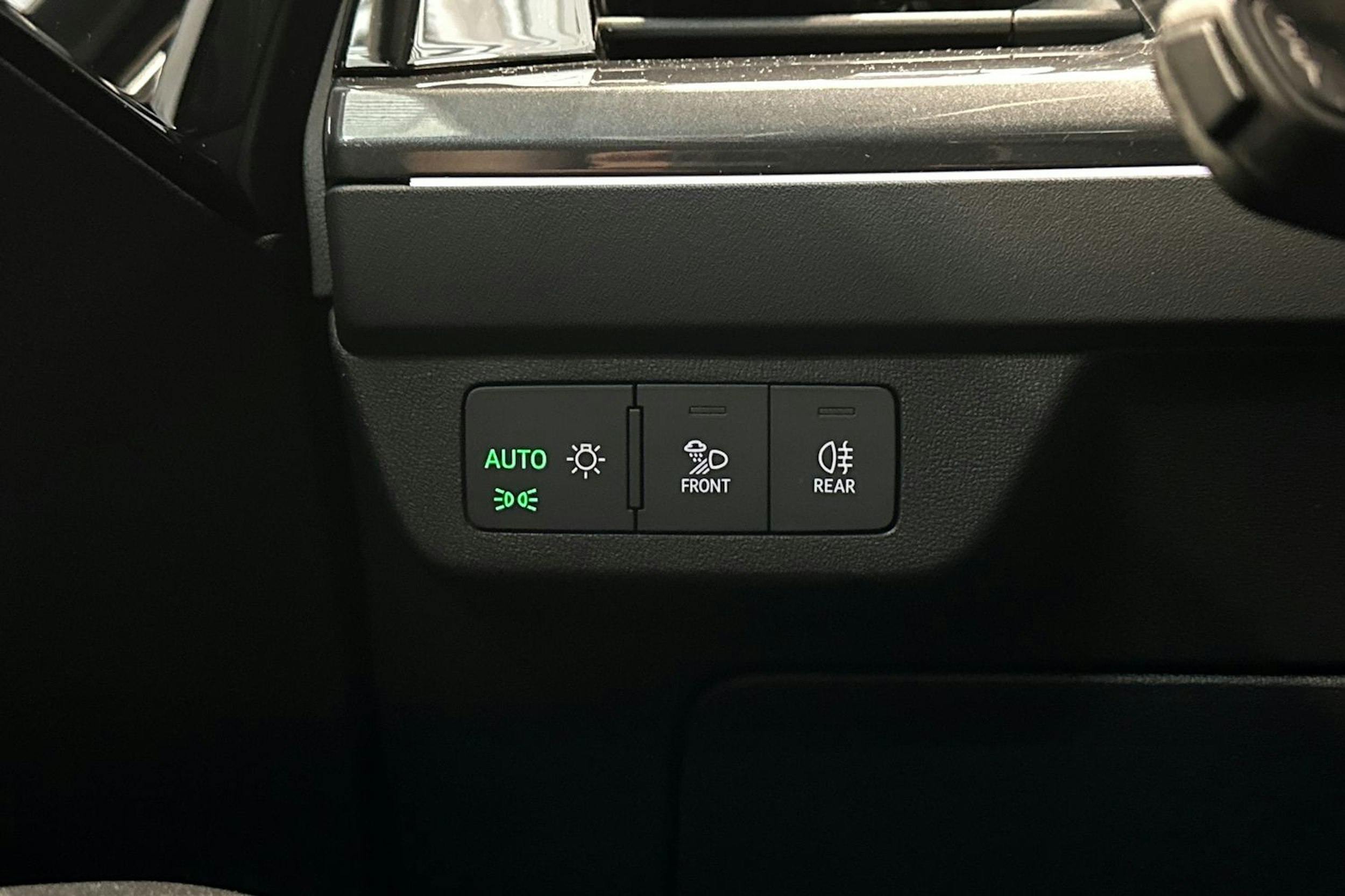 valkoinen Audi Q4 e-tron 2023 kuva 17.