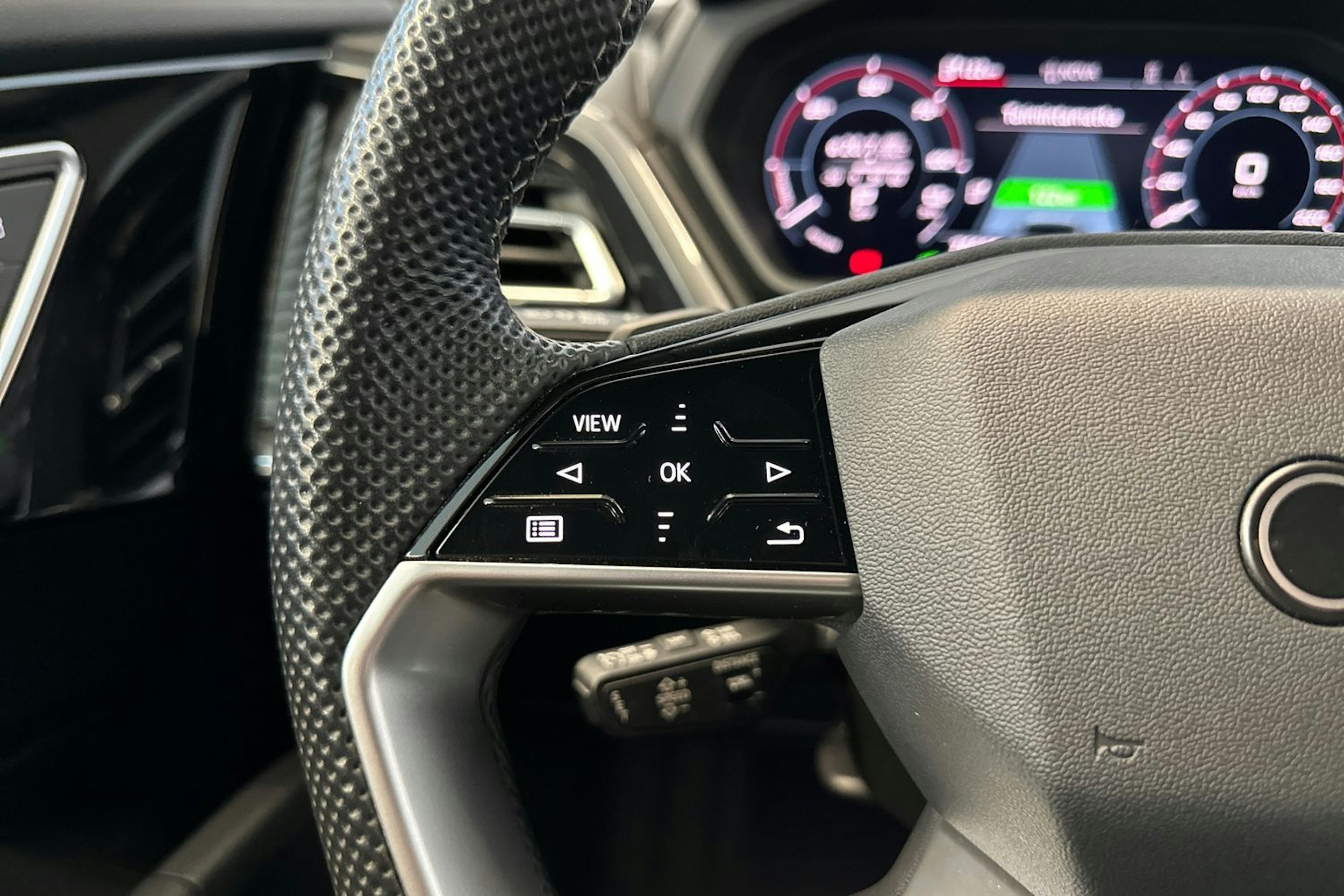 valkoinen Audi Q4 e-tron 2023 kuva 18.