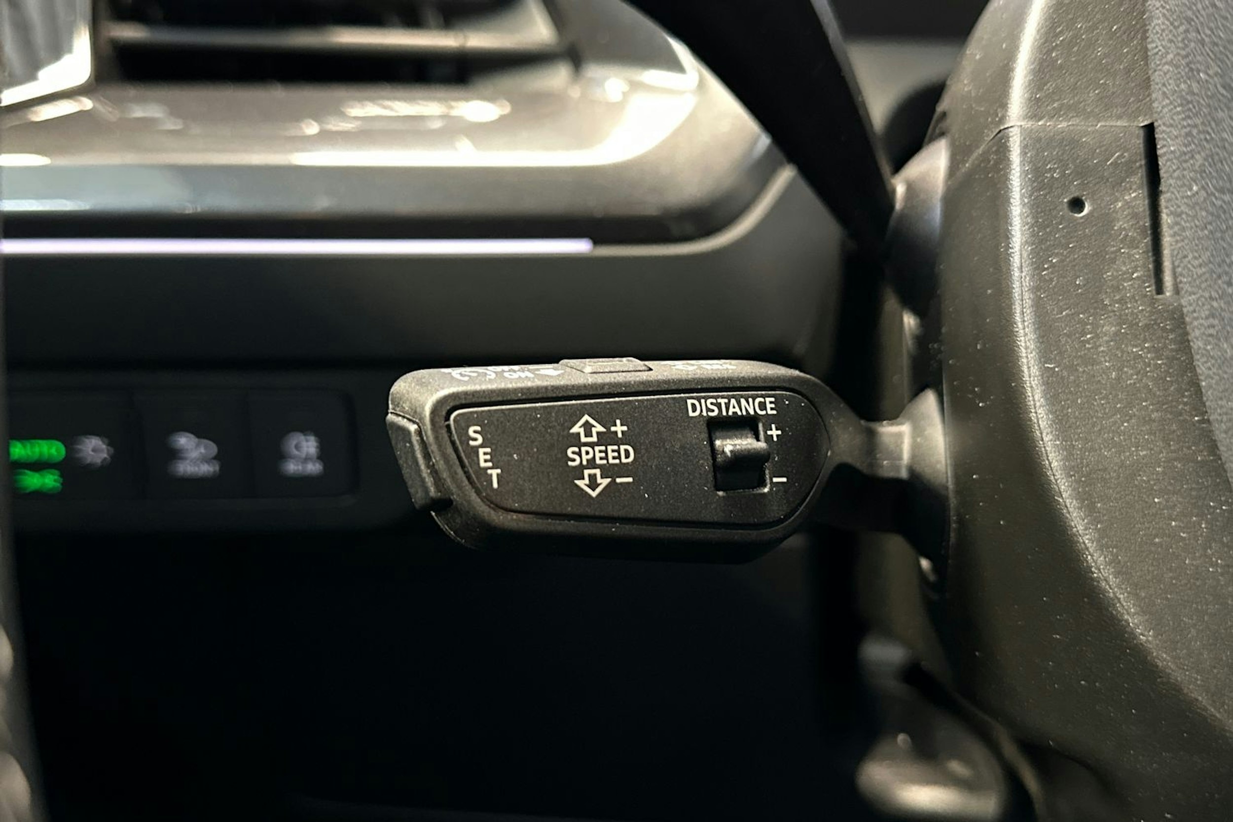 valkoinen Audi Q4 e-tron 2023 kuva 19.