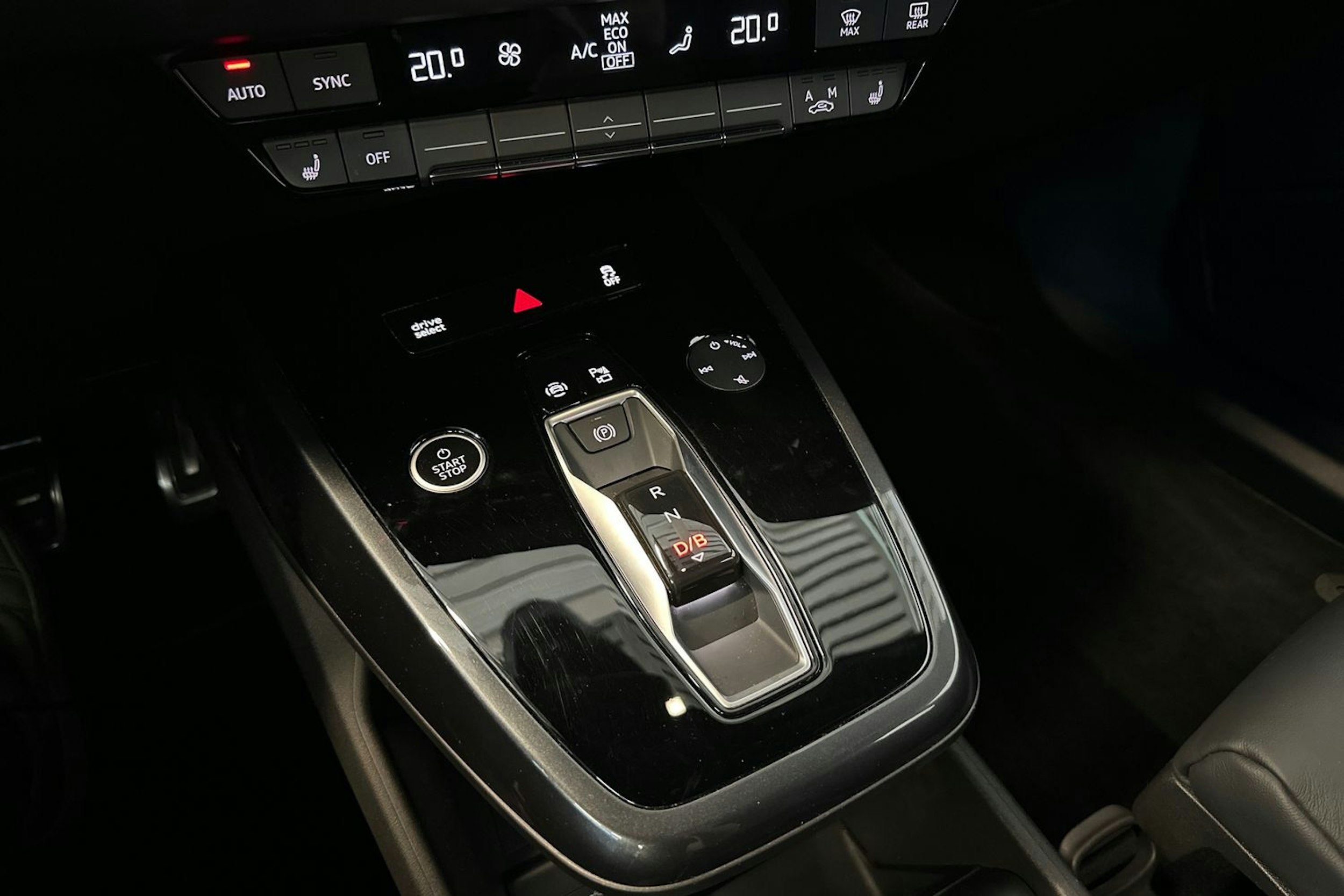 valkoinen Audi Q4 e-tron 2023 kuva 22.