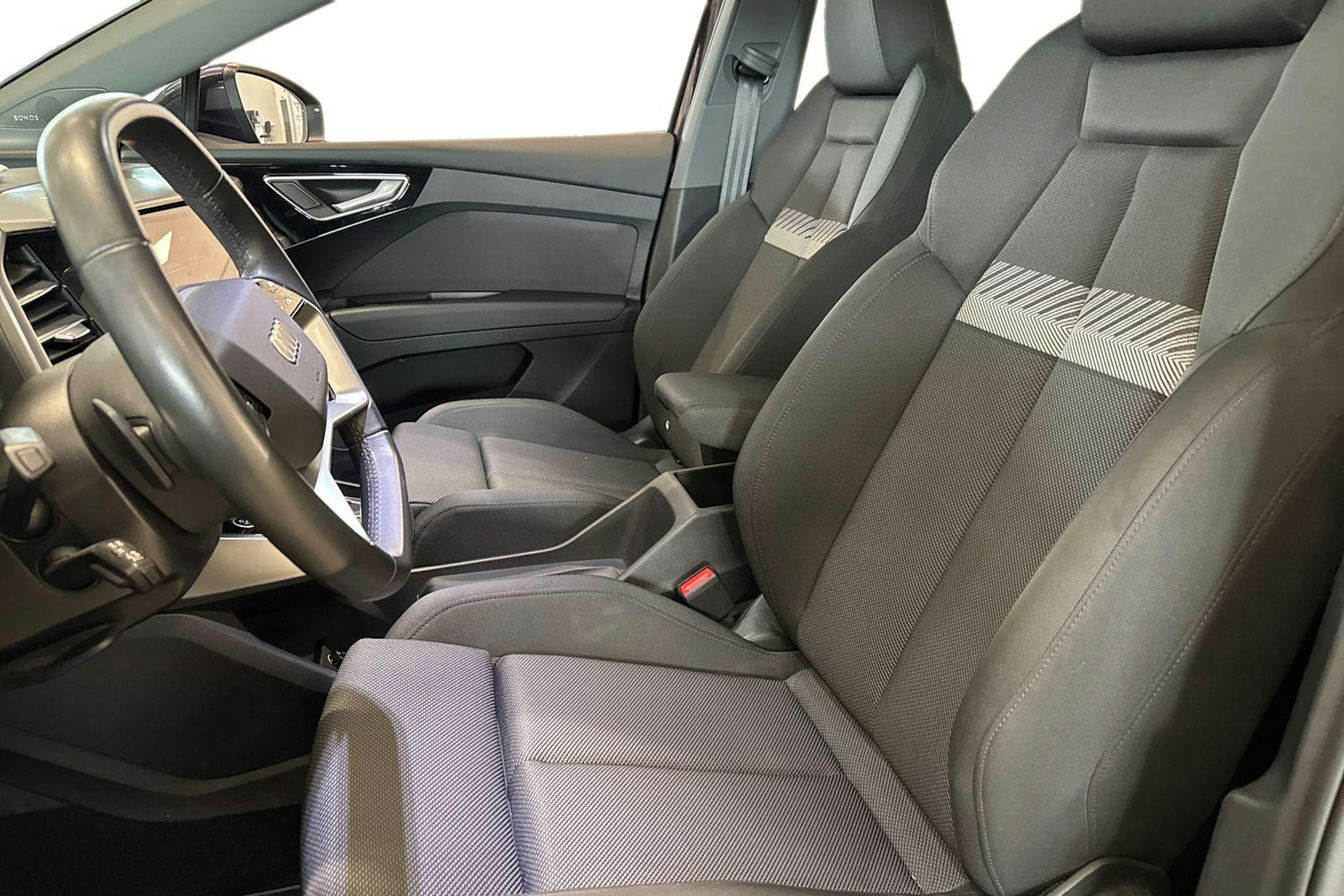 violetti Audi Q4 e-tron 2023 kuva 10.