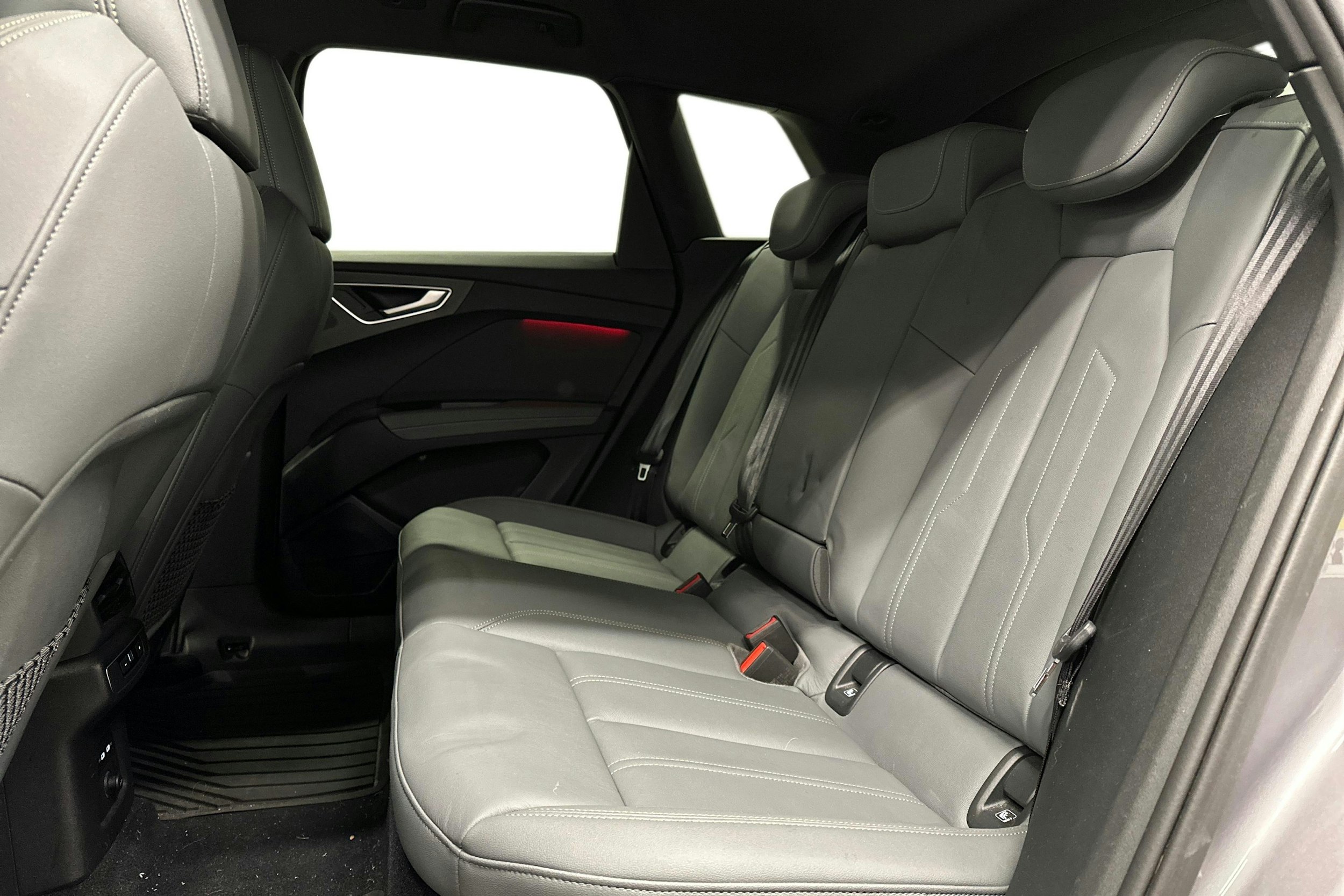 harmaa Audi Q4 e-tron 2023 kuva 10.