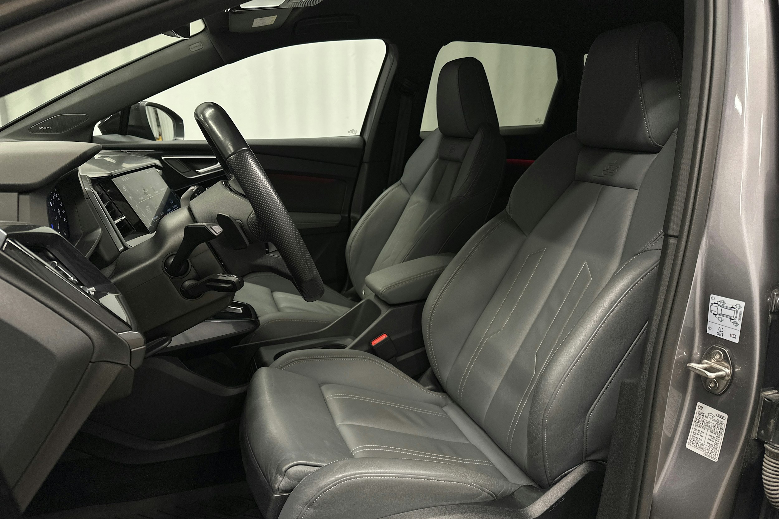 harmaa Audi Q4 e-tron 2023 kuva 18.