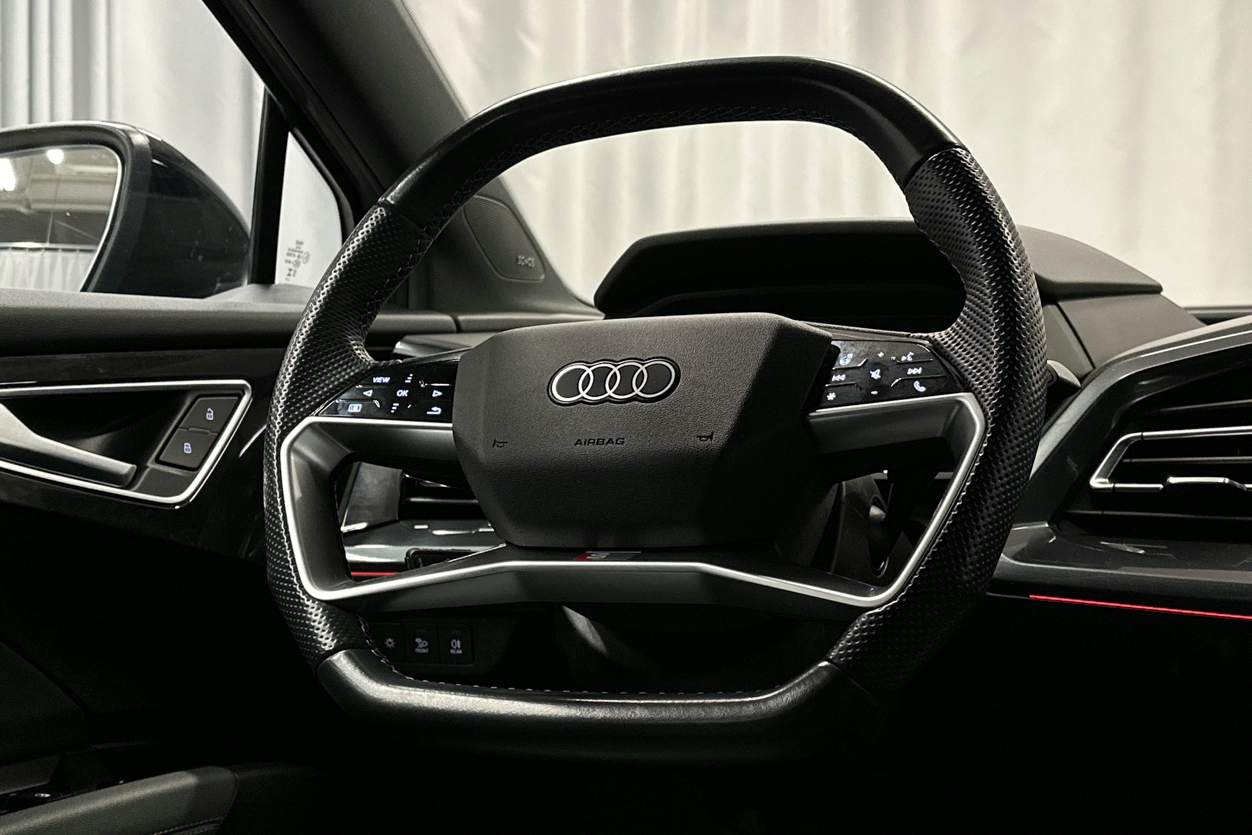 harmaa Audi Q4 e-tron 2023 kuva 20.