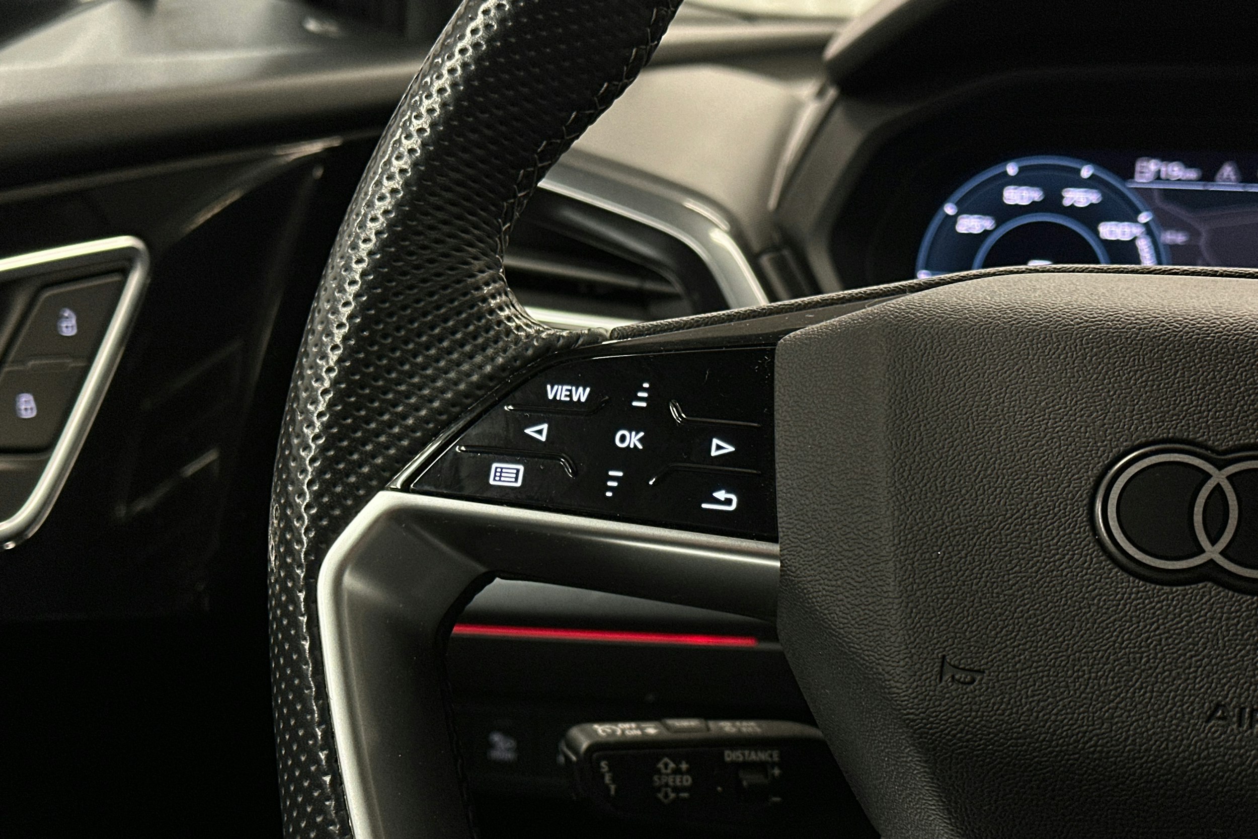 harmaa Audi Q4 e-tron 2023 kuva 21.