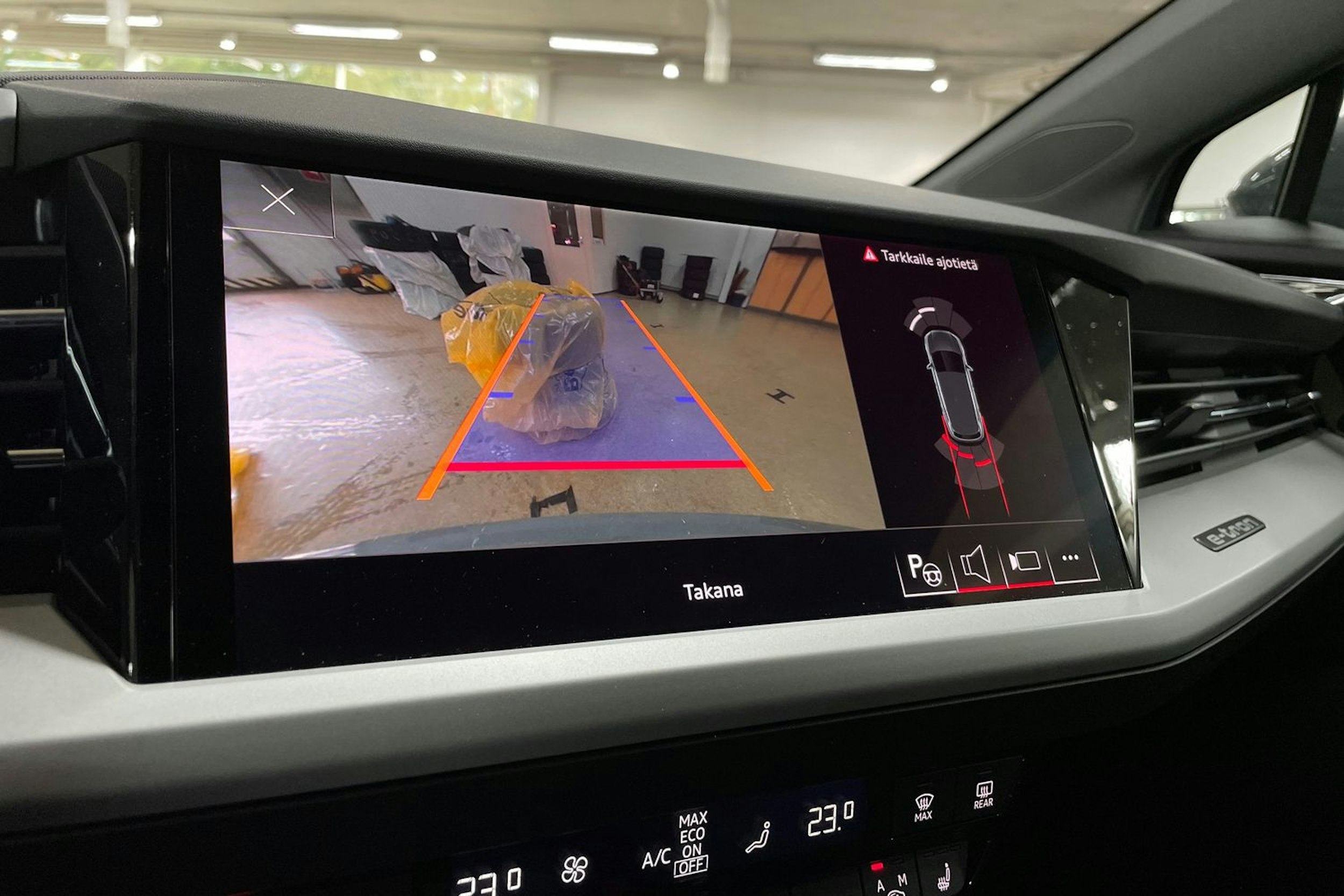 harmaa Audi Q4 e-tron 2023 kuva 20.
