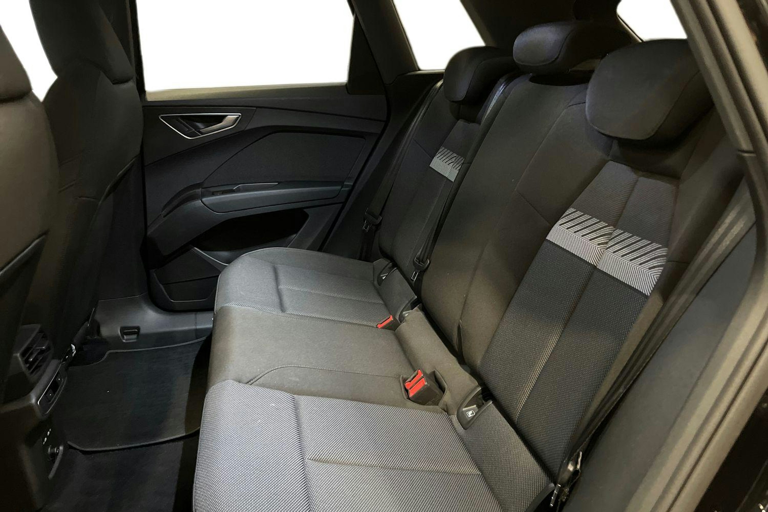 Musta Audi Q4 e-tron 2023 kuva 8.