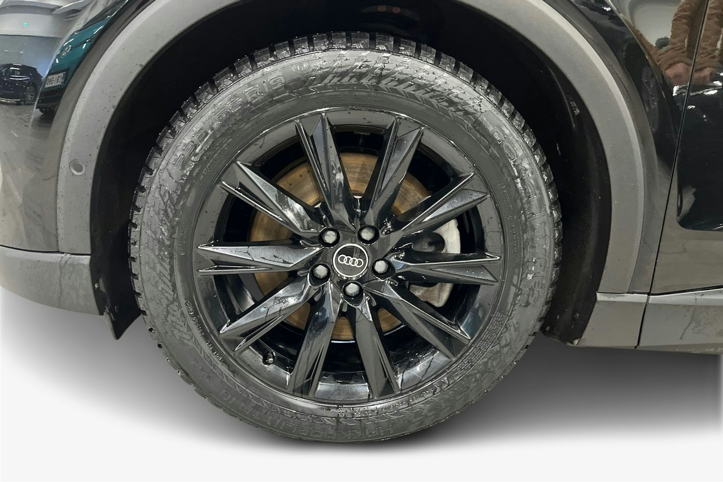 Musta Audi Q4 e-tron 2023 kuva 9.