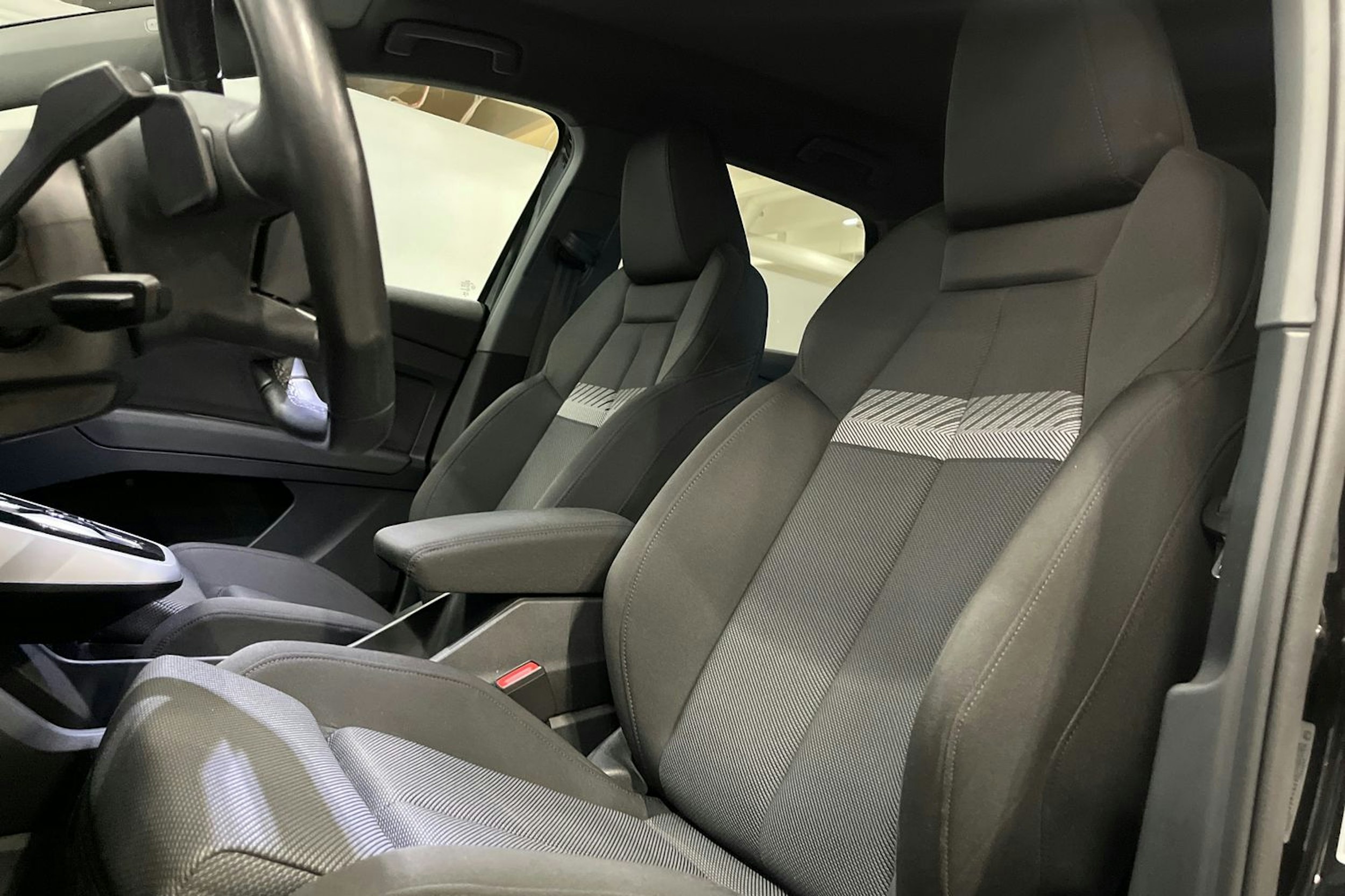 Musta Audi Q4 e-tron 2023 kuva 11.