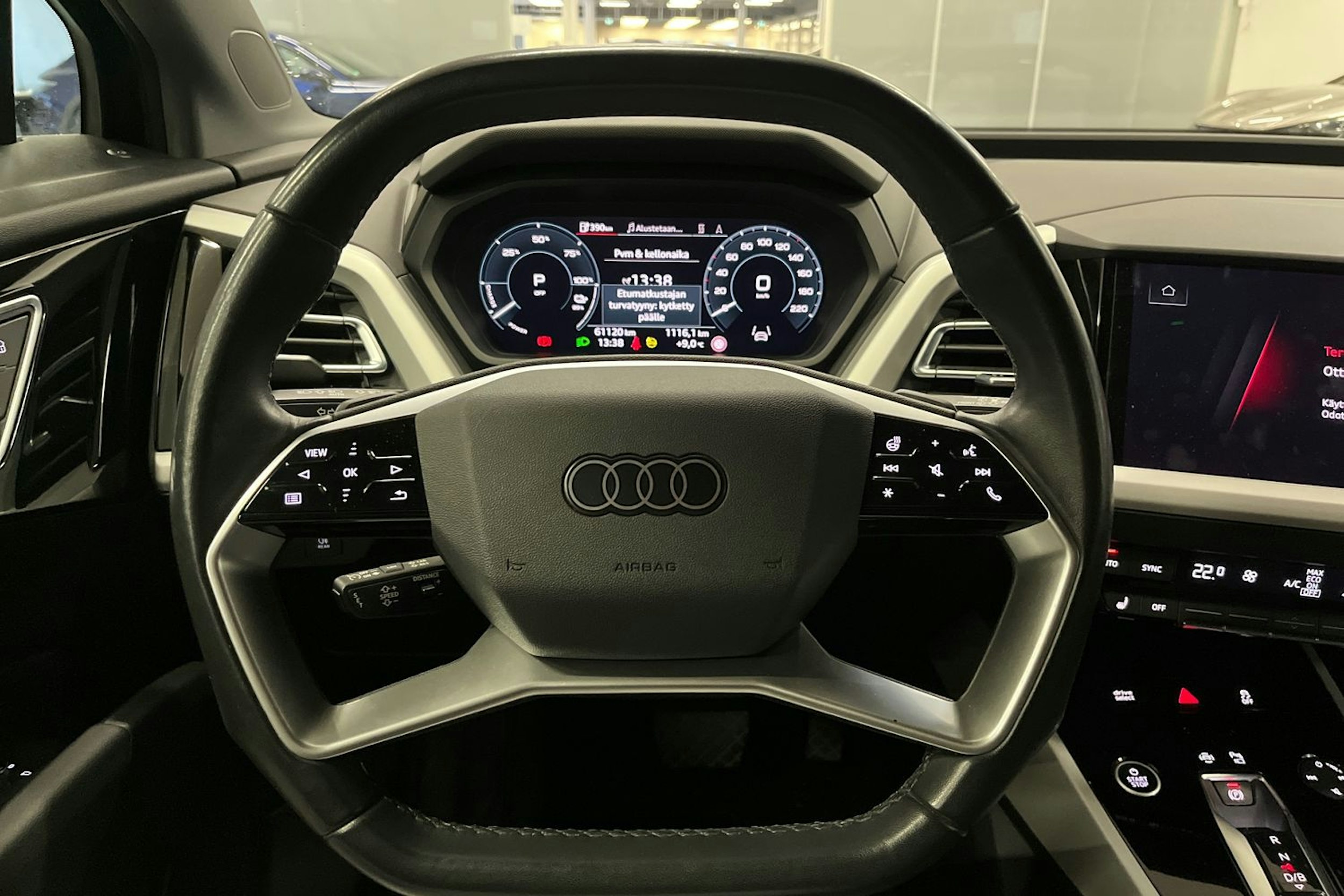 Musta Audi Q4 e-tron 2023 kuva 14.