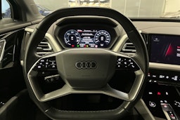 Musta Audi Q4 e-tron 2023 kuva 14.