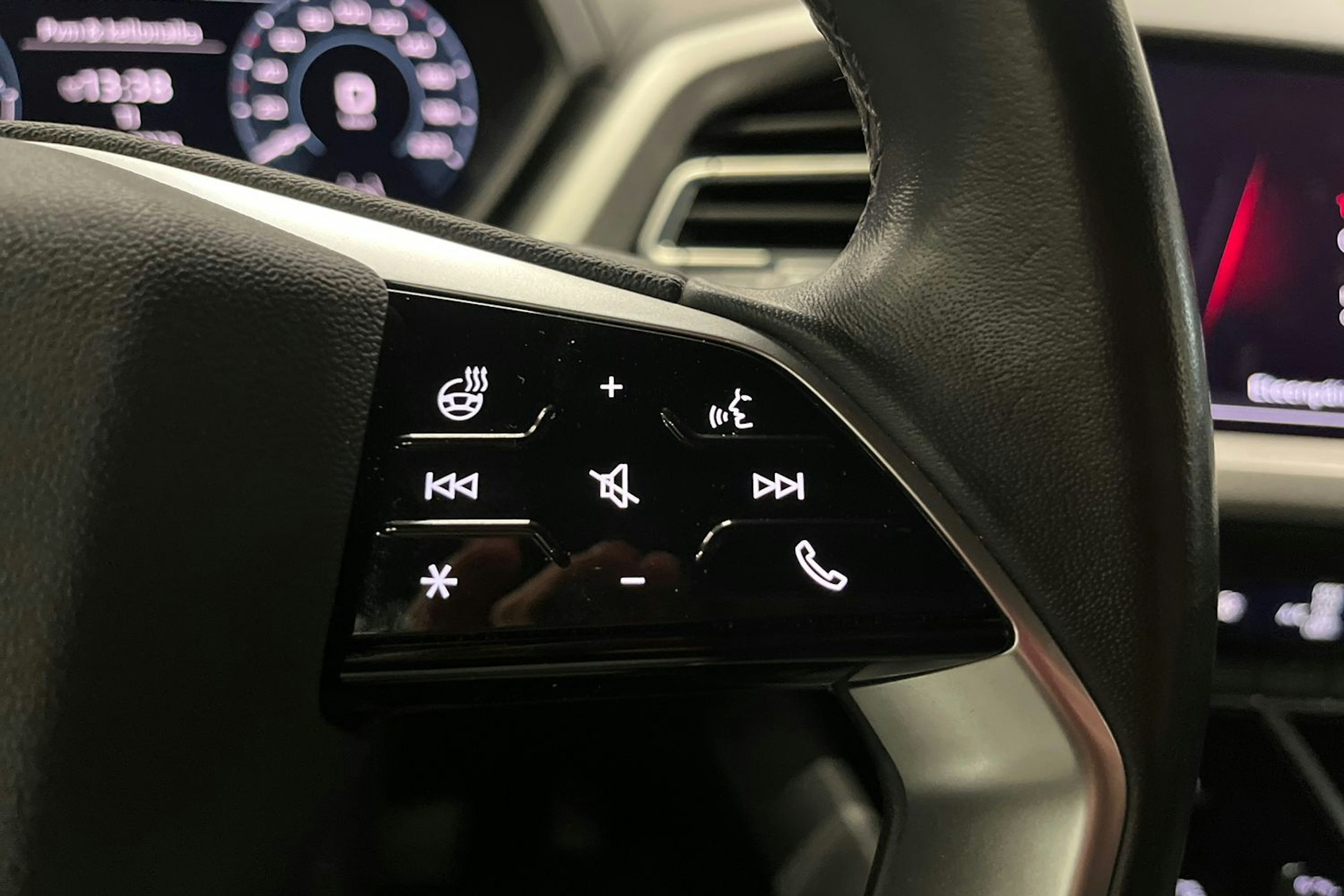 Musta Audi Q4 e-tron 2023 kuva 15.