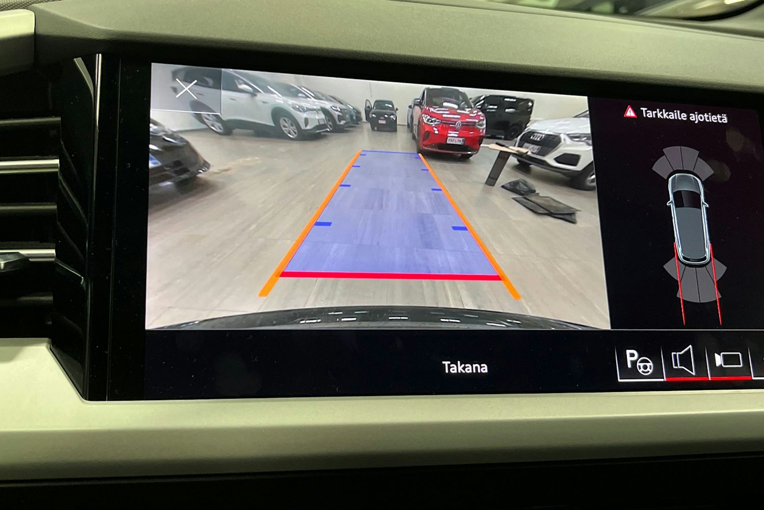 Musta Audi Q4 e-tron 2023 kuva 19.