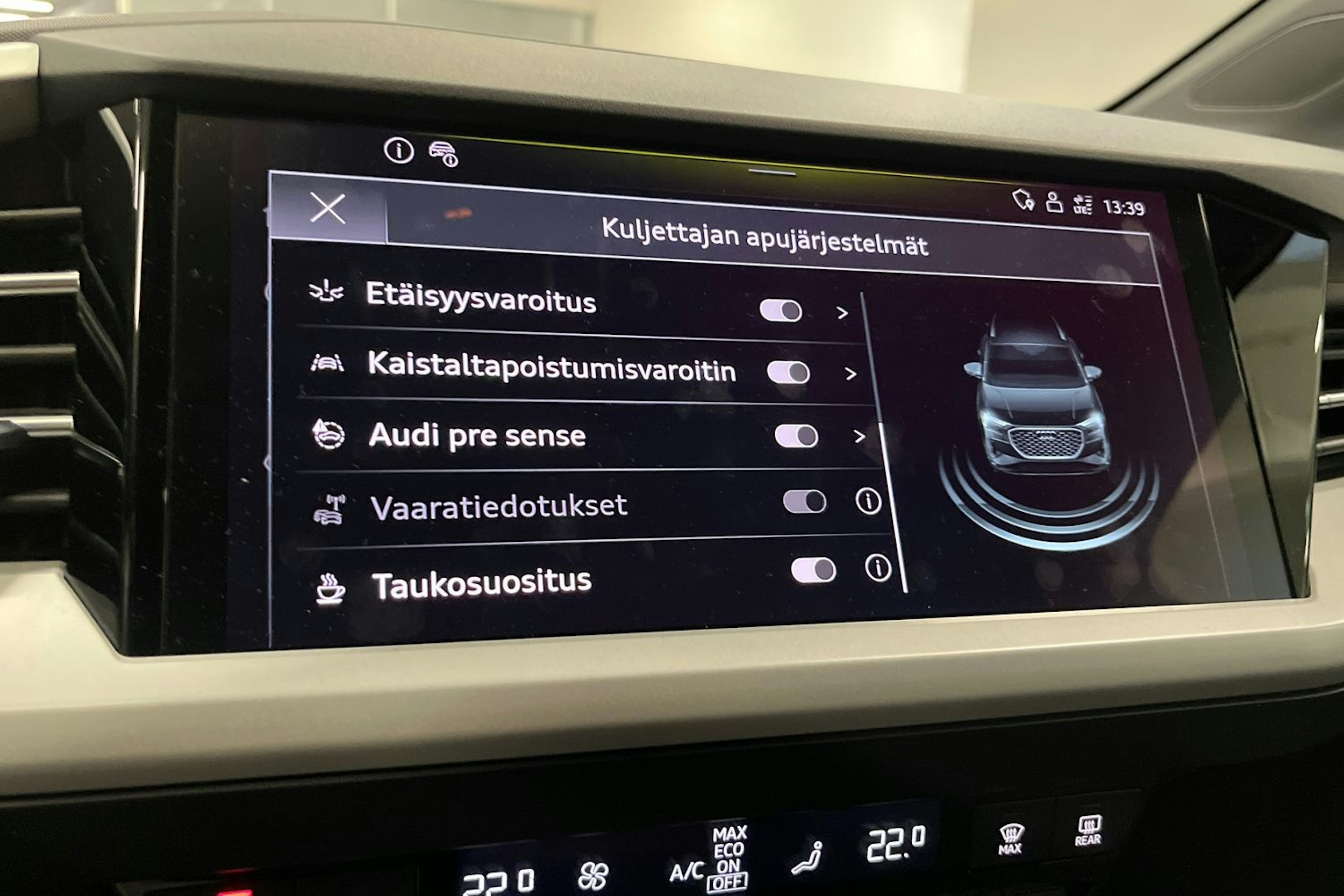 Musta Audi Q4 e-tron 2023 kuva 21.