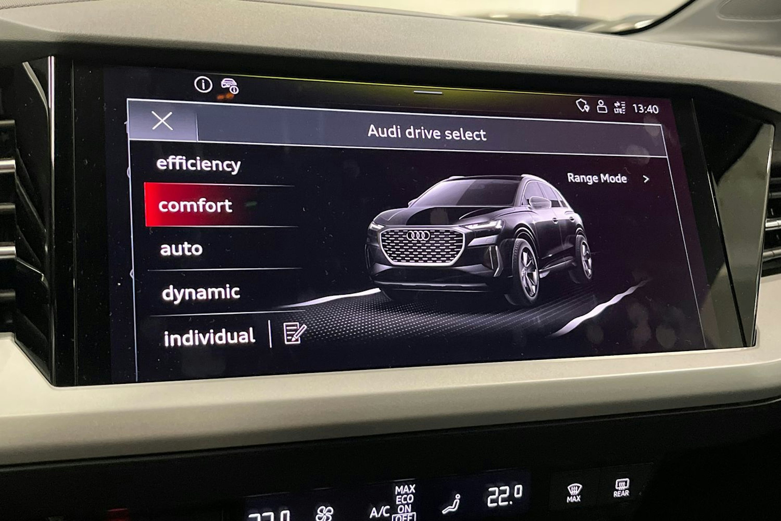 Musta Audi Q4 e-tron 2023 kuva 22.