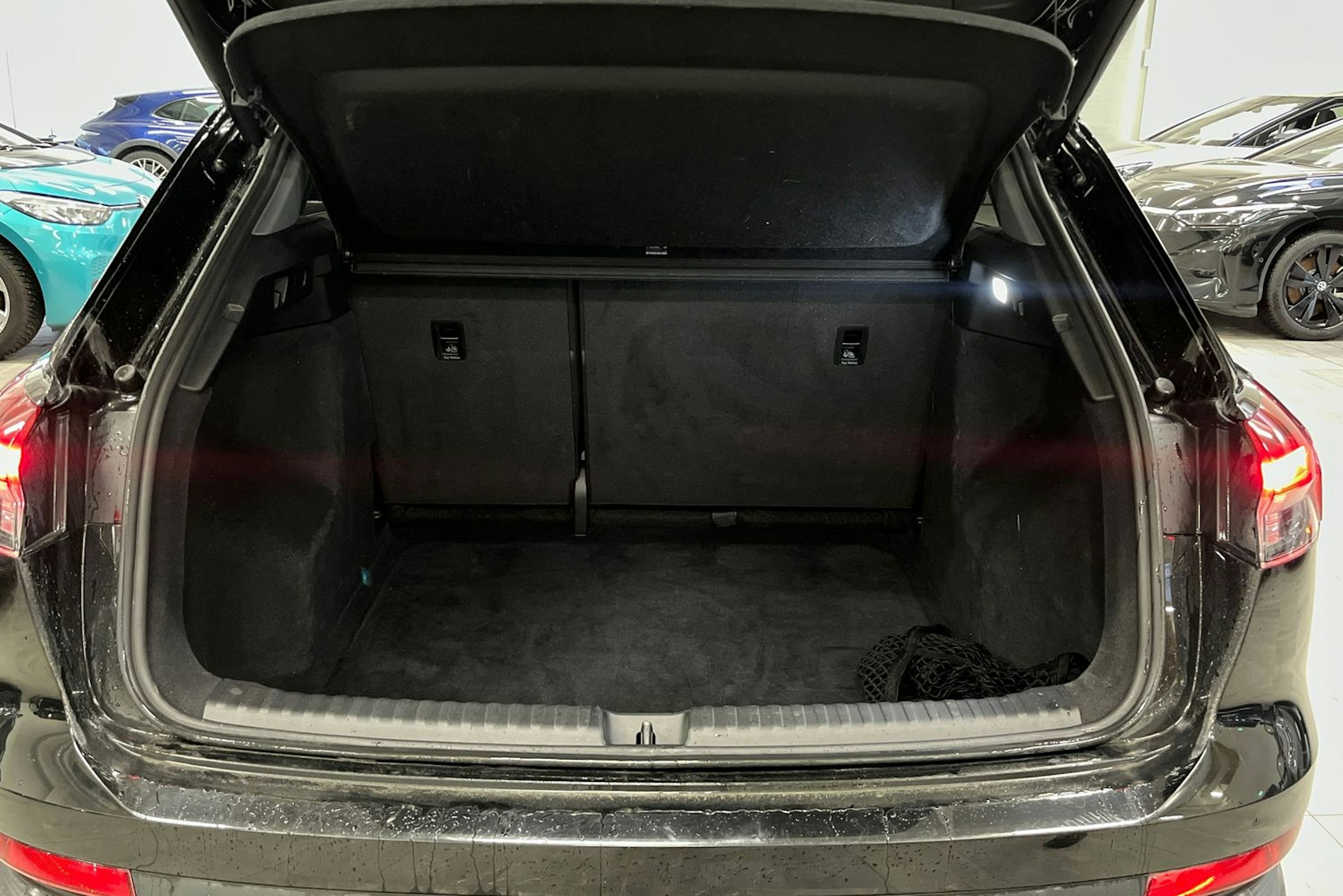 Musta Audi Q4 e-tron 2023 kuva 28.