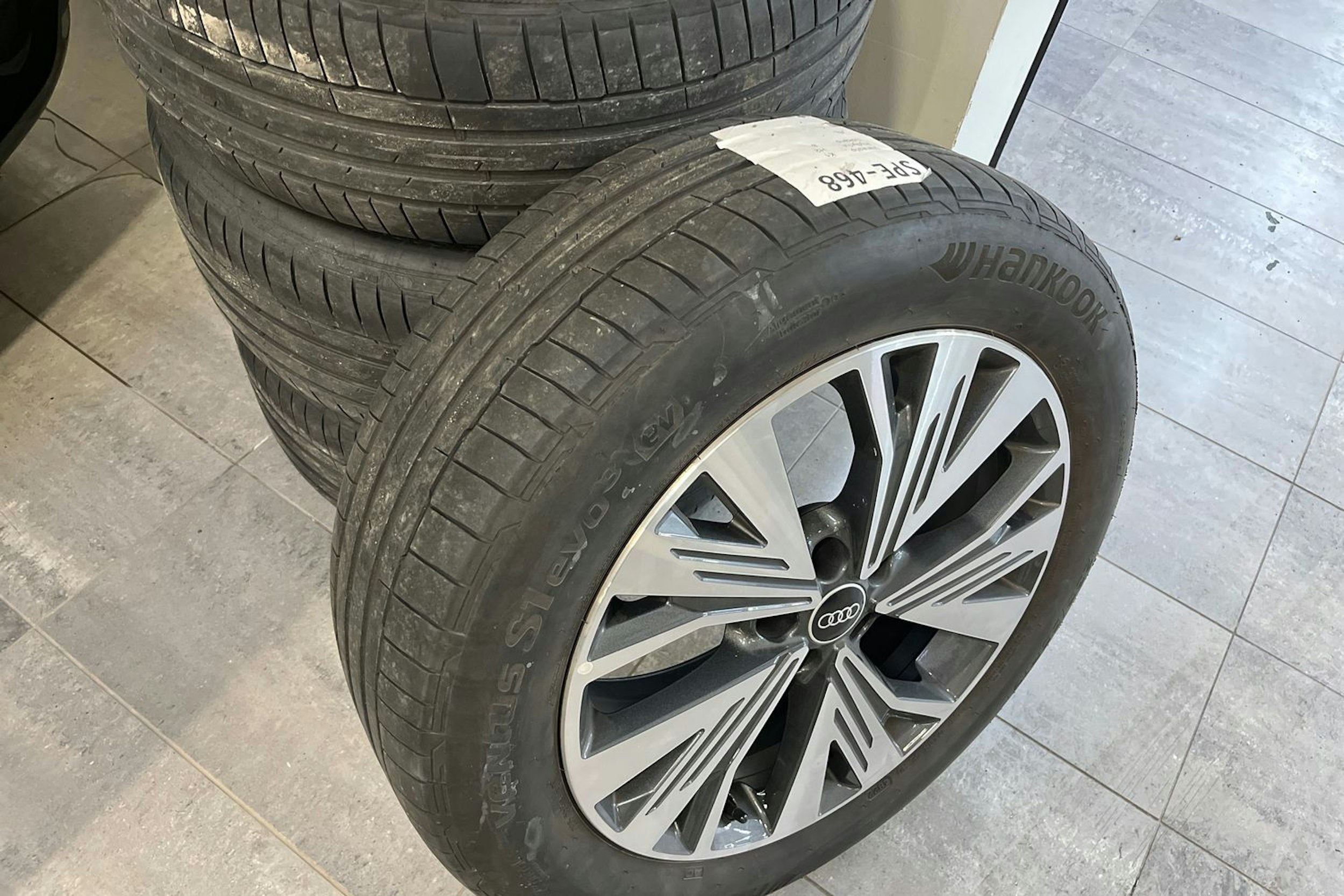 Musta Audi Q4 e-tron 2023 kuva 30.