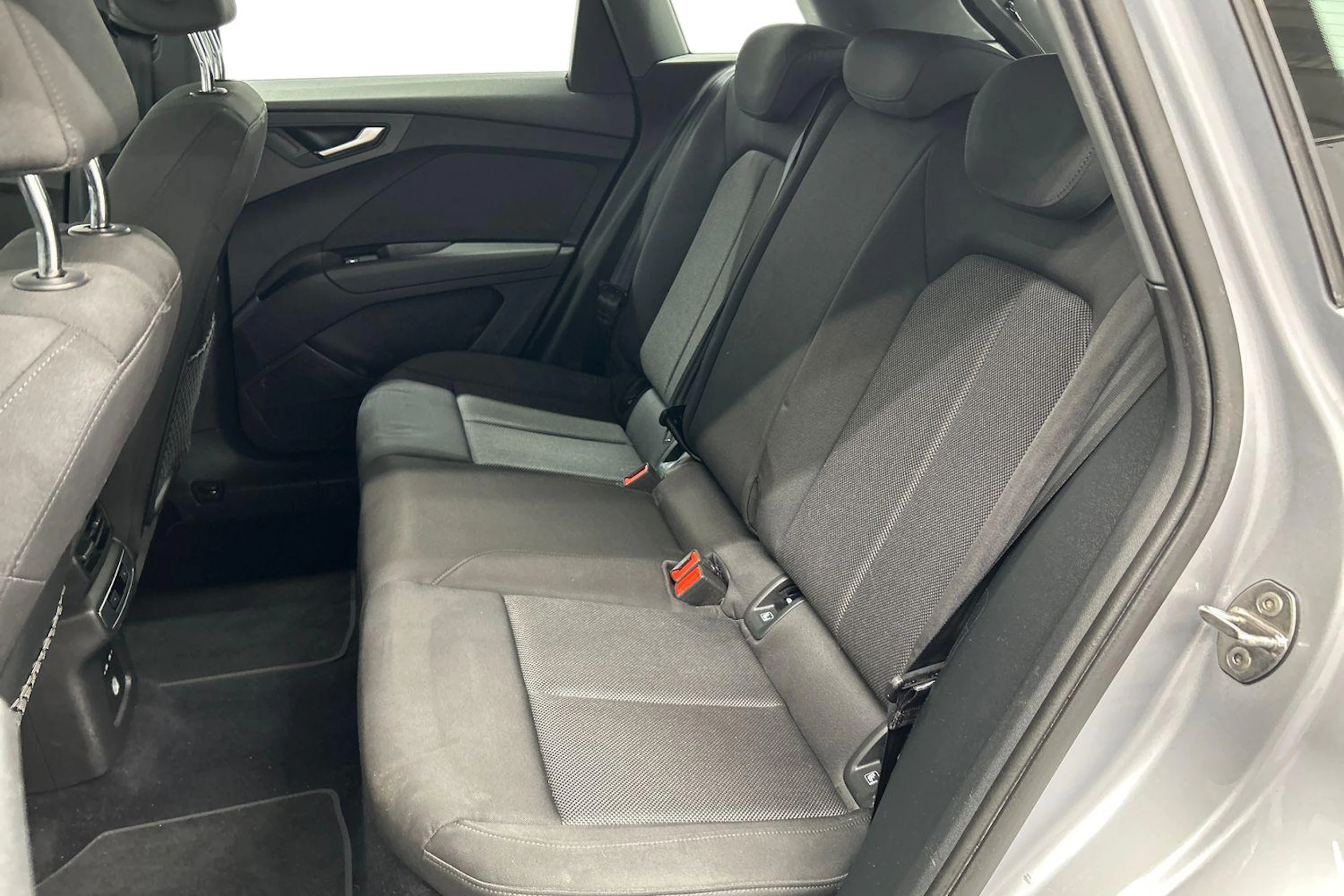 harmaa Audi Q4 e-tron 2023 kuva 8.