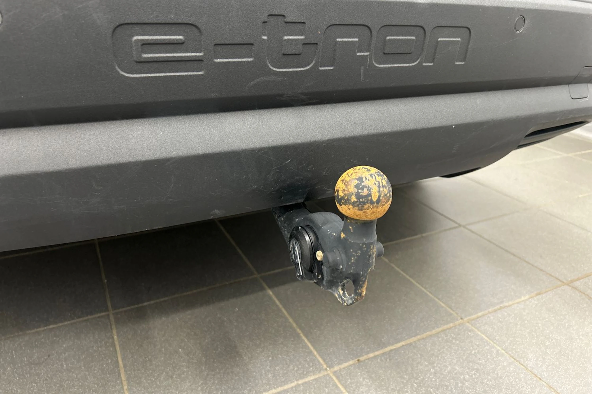 harmaa Audi Q4 e-tron 2023 kuva 13.