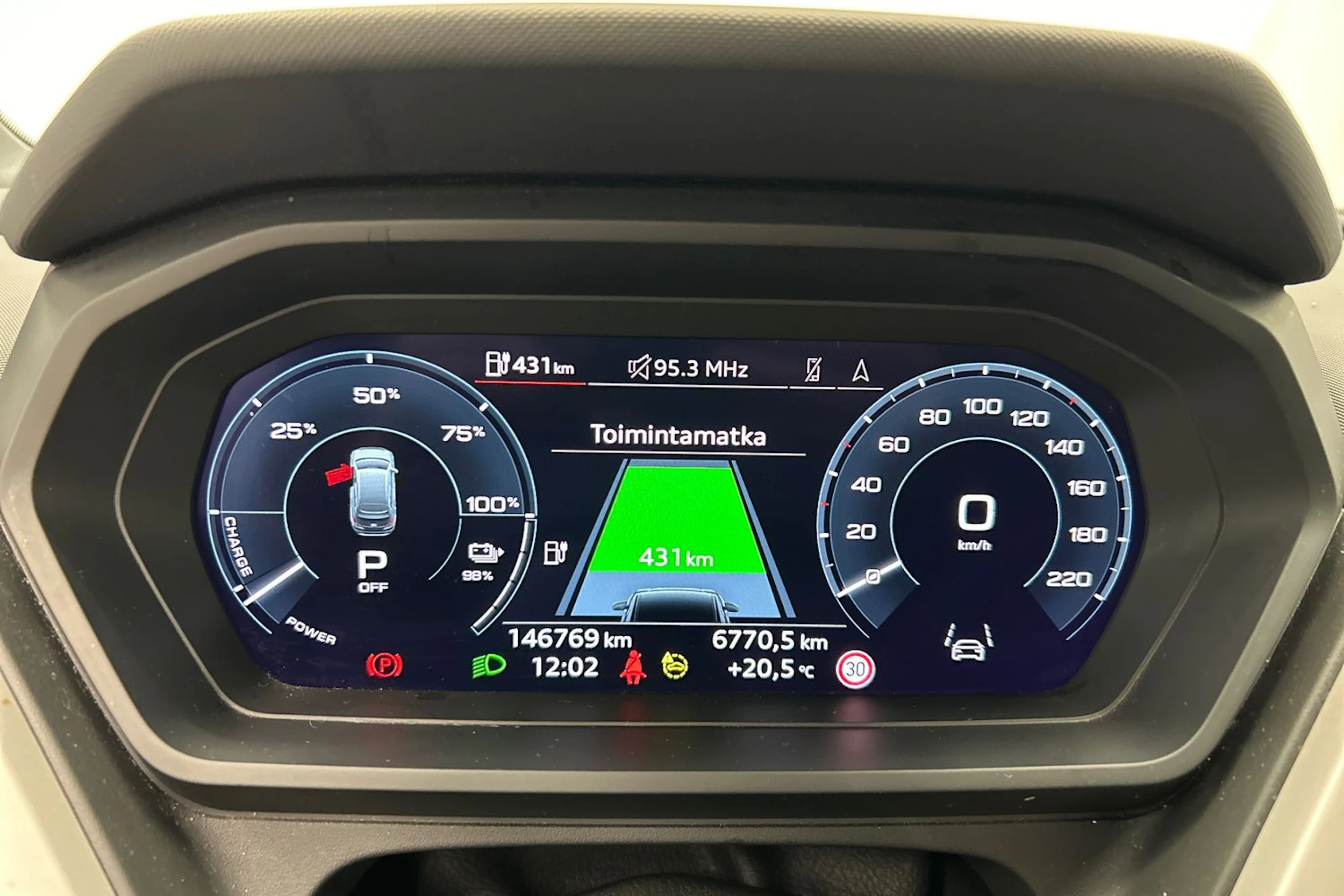 harmaa Audi Q4 e-tron 2023 kuva 17.