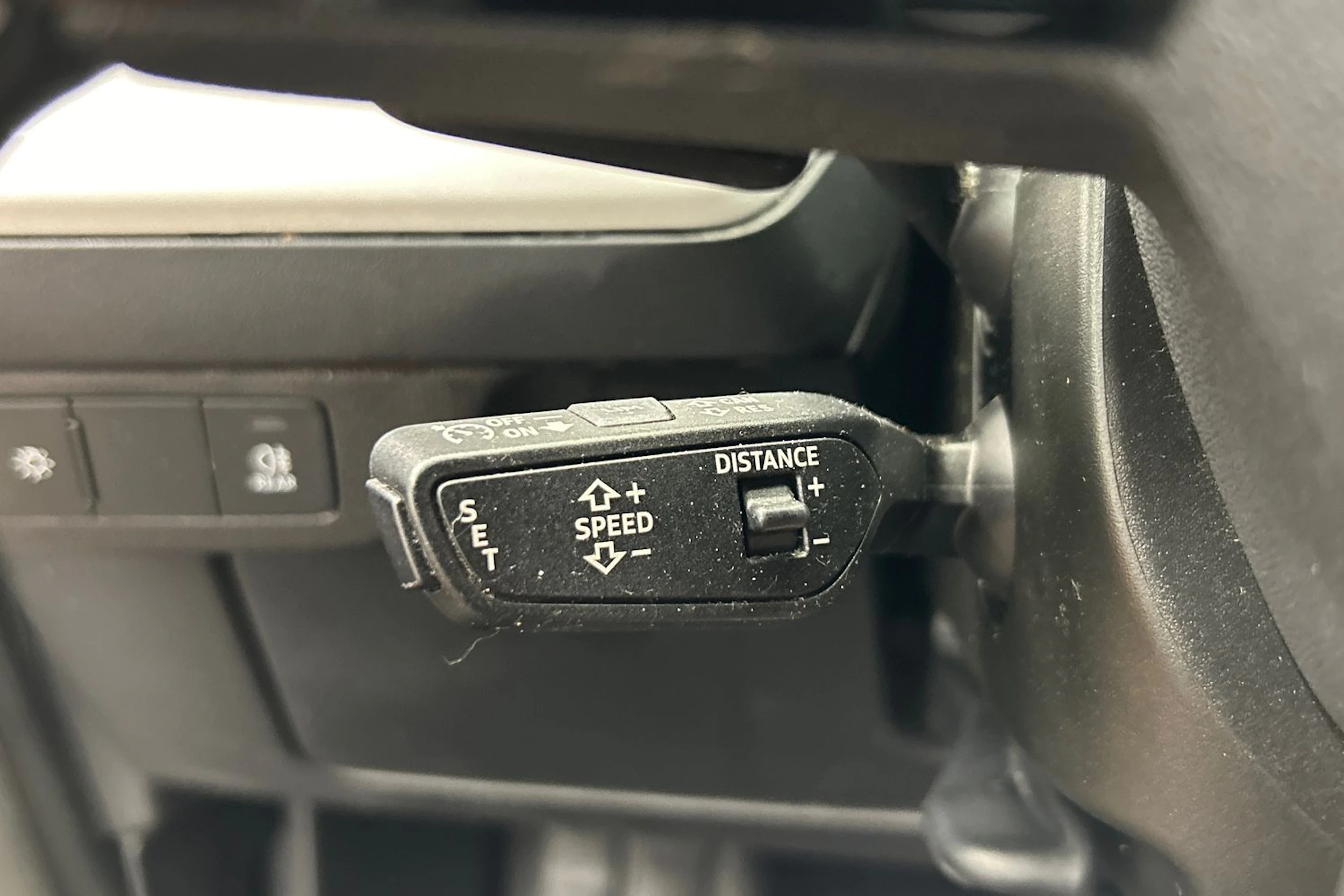 harmaa Audi Q4 e-tron 2023 kuva 20.