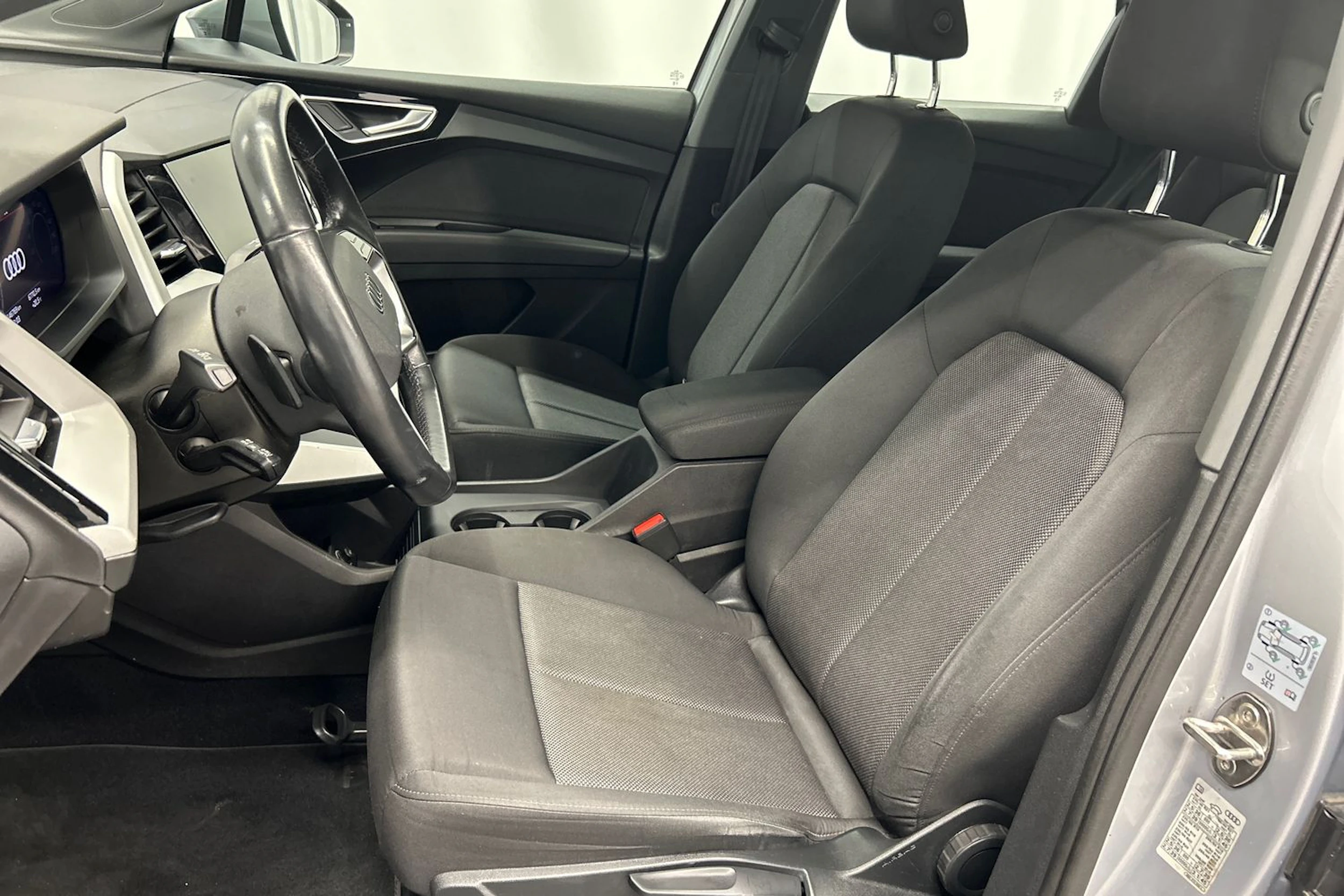 harmaa Audi Q4 e-tron 2023 kuva 21.
