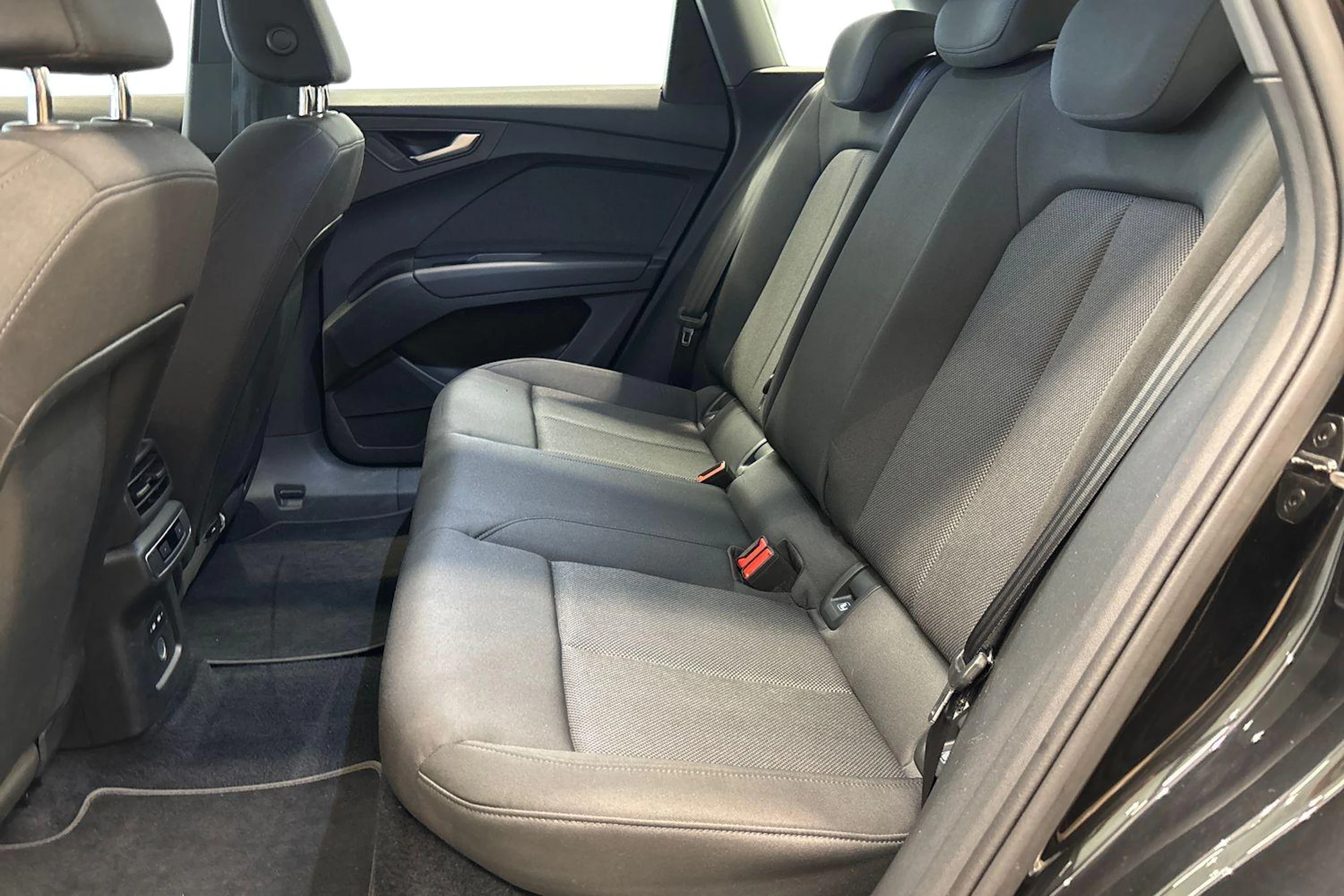 musta Audi Q4 e-tron 2023 kuva 8.