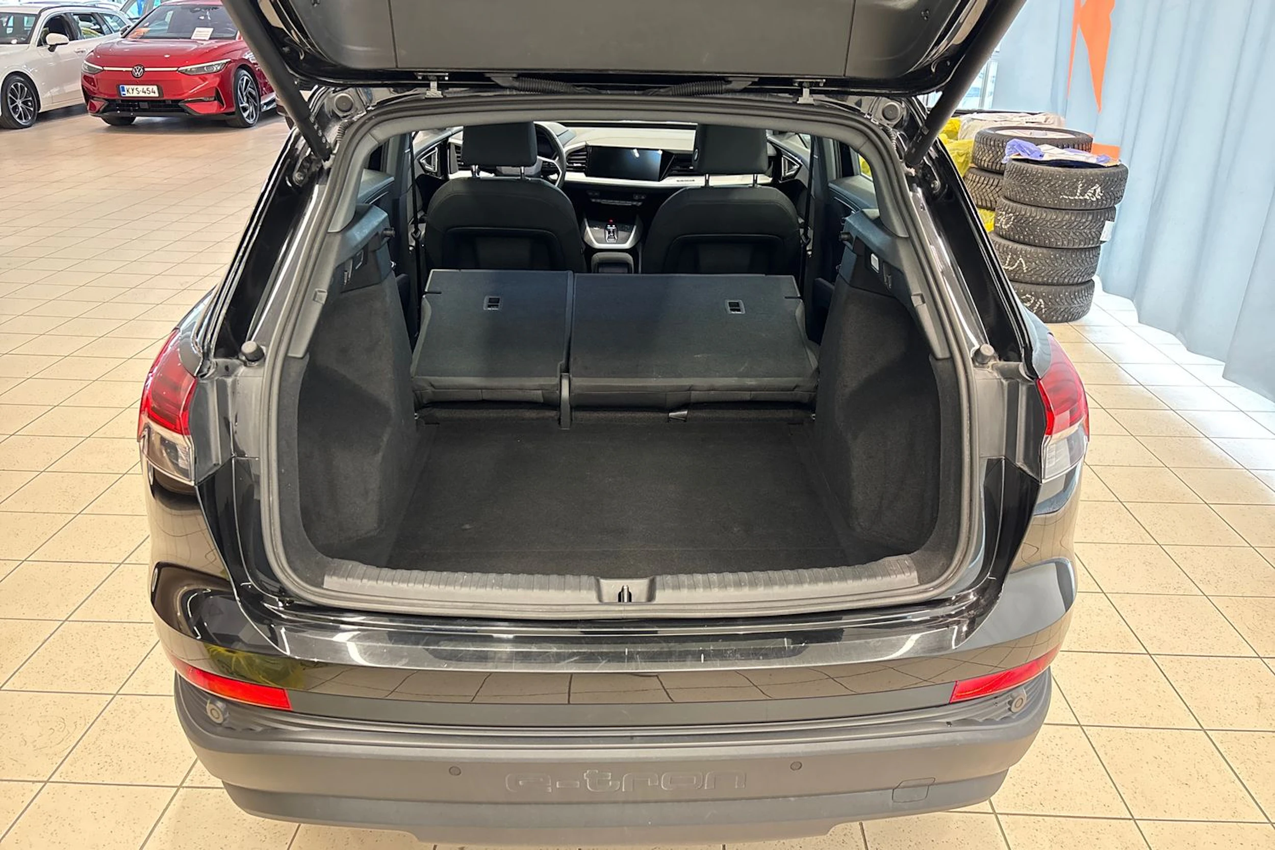 musta Audi Q4 e-tron 2023 kuva 13.