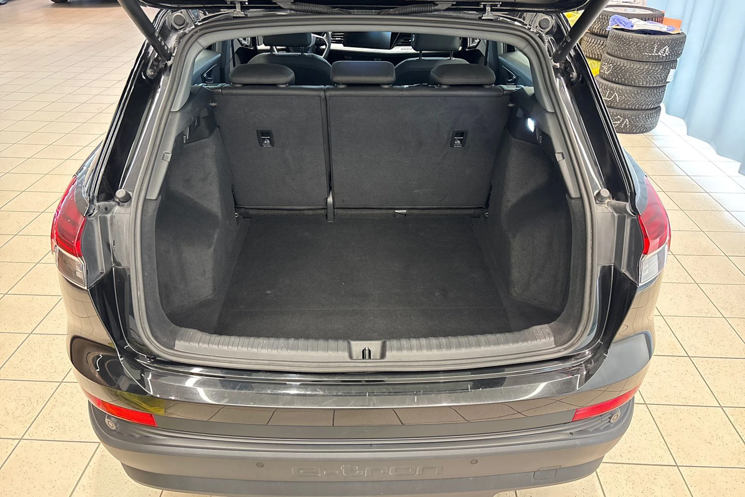 musta Audi Q4 e-tron 2023 kuva 14.