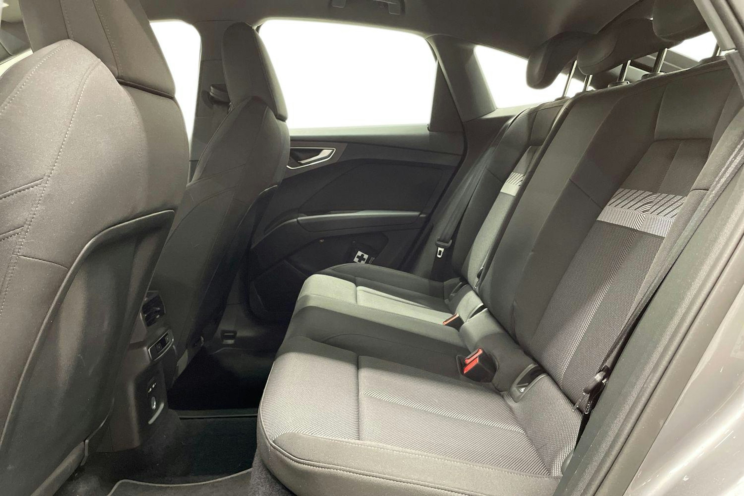 Harmaa Audi Q4 e-tron 2023 kuva 10.