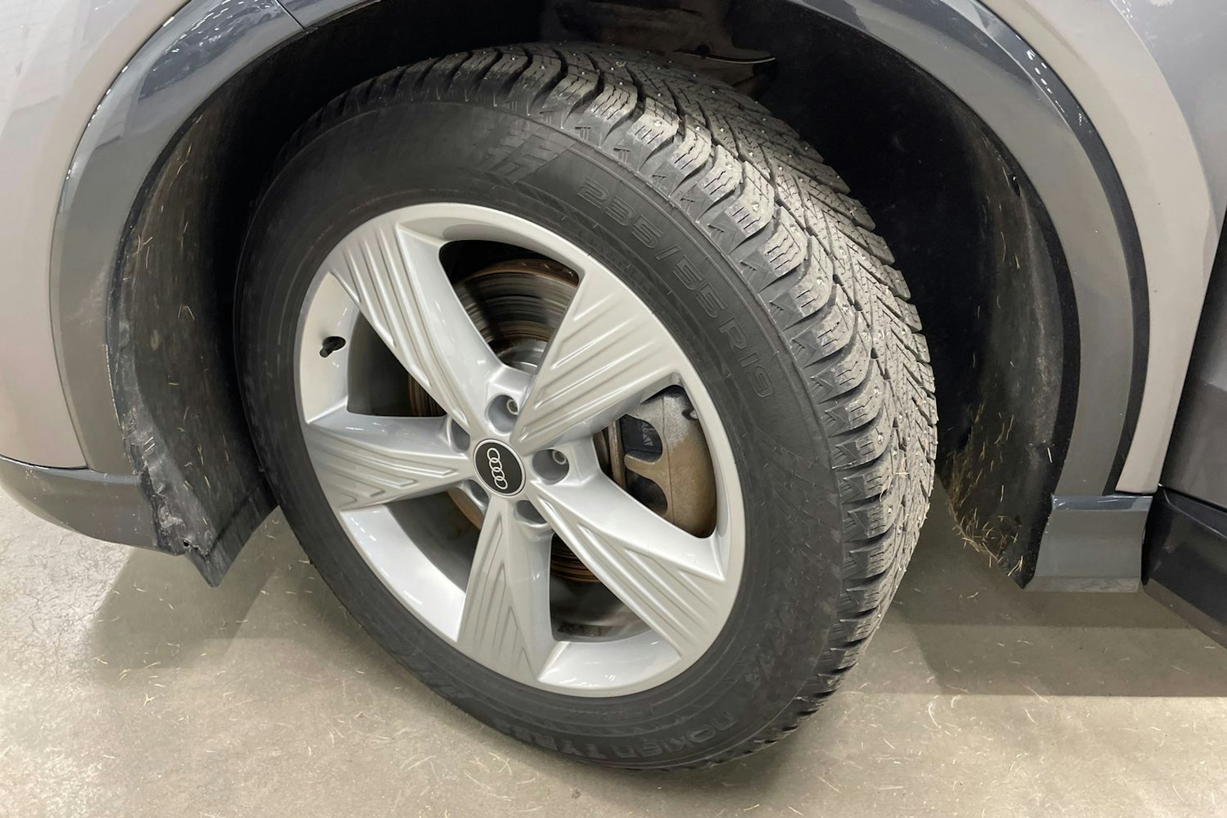 Harmaa Audi Q4 e-tron 2023 kuva 12.