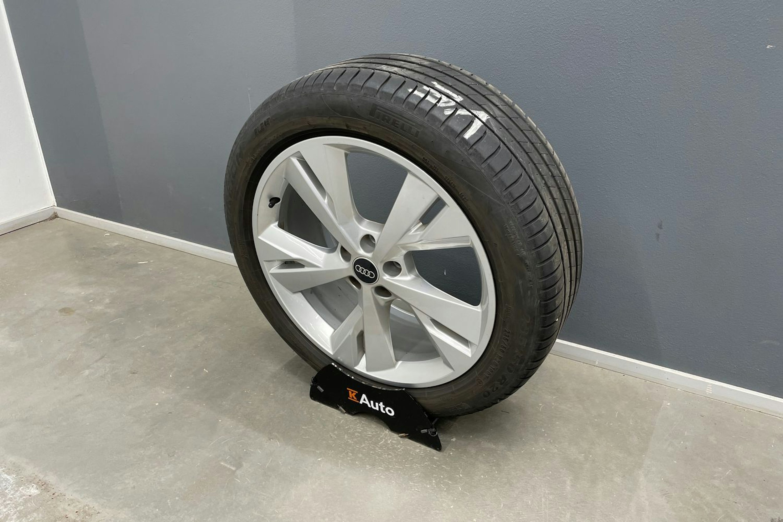 Harmaa Audi Q4 e-tron 2023 kuva 13.