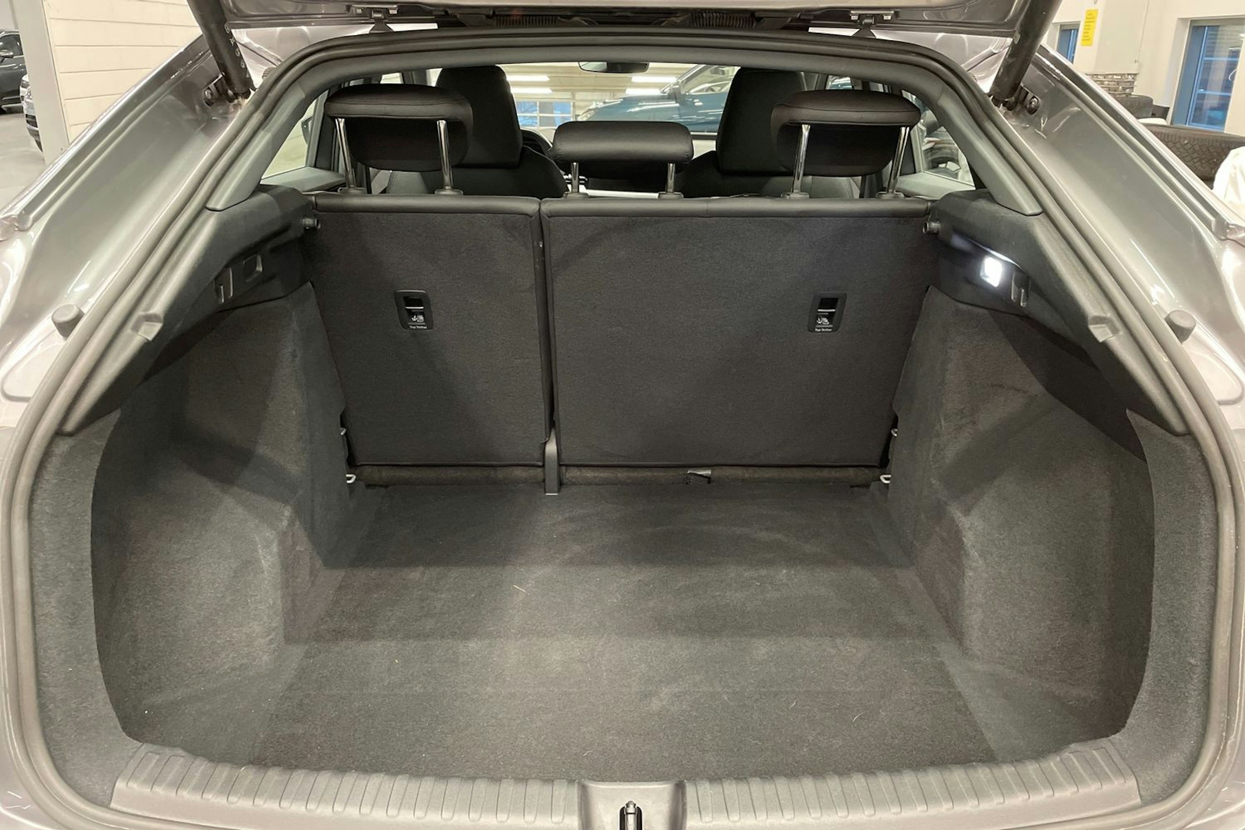 Harmaa Audi Q4 e-tron 2023 kuva 14.