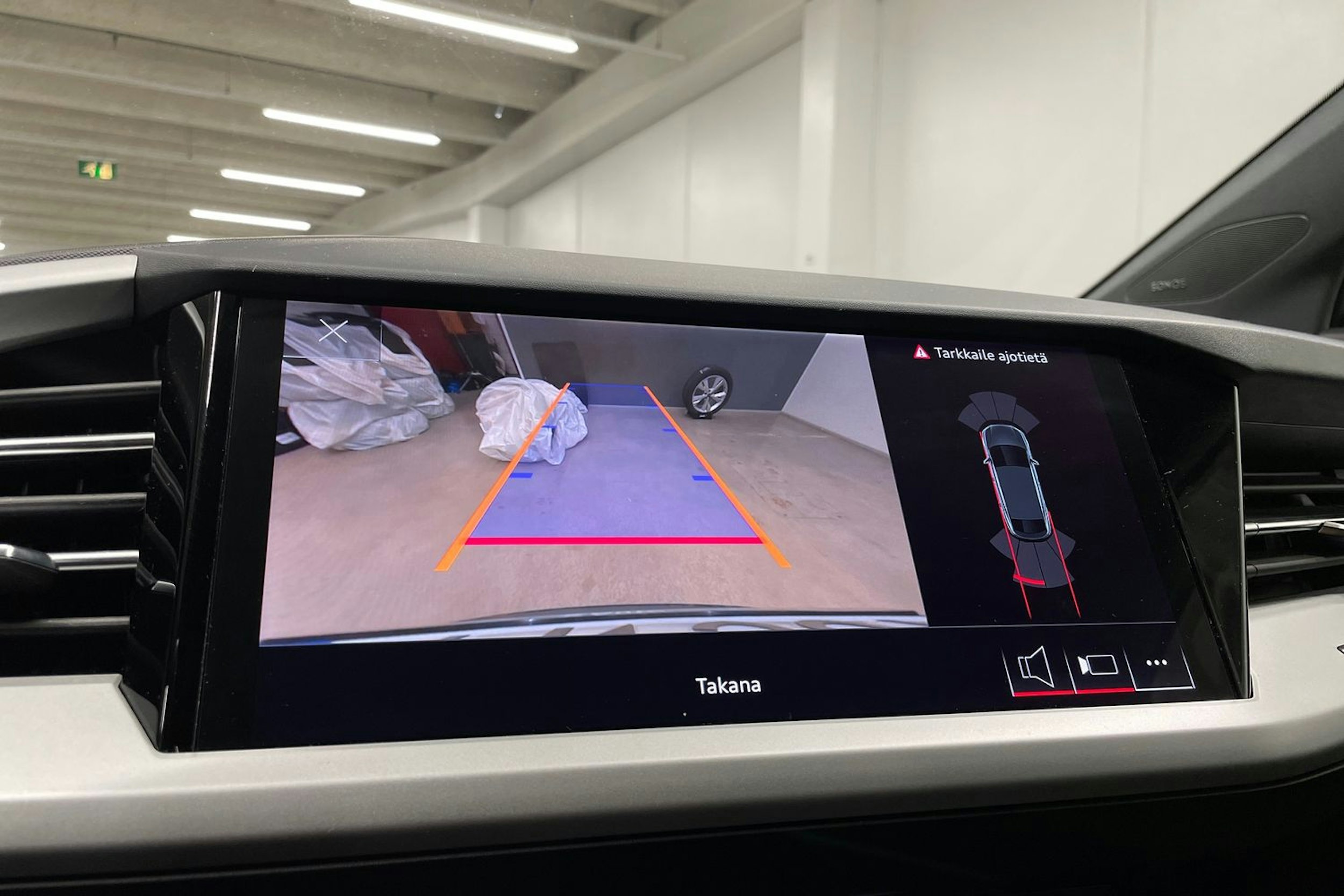 Harmaa Audi Q4 e-tron 2023 kuva 23.