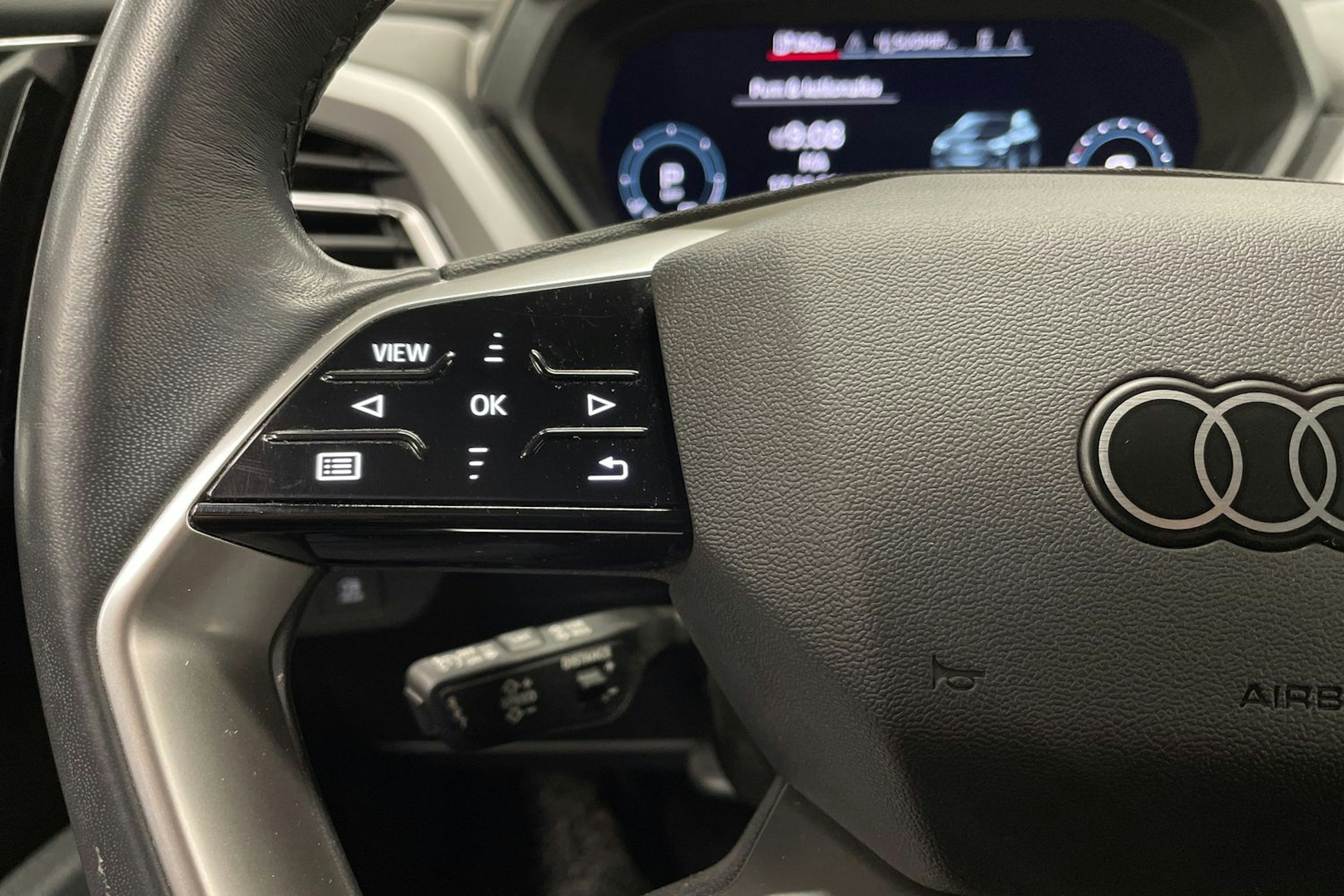 Harmaa Audi Q4 e-tron 2023 kuva 27.